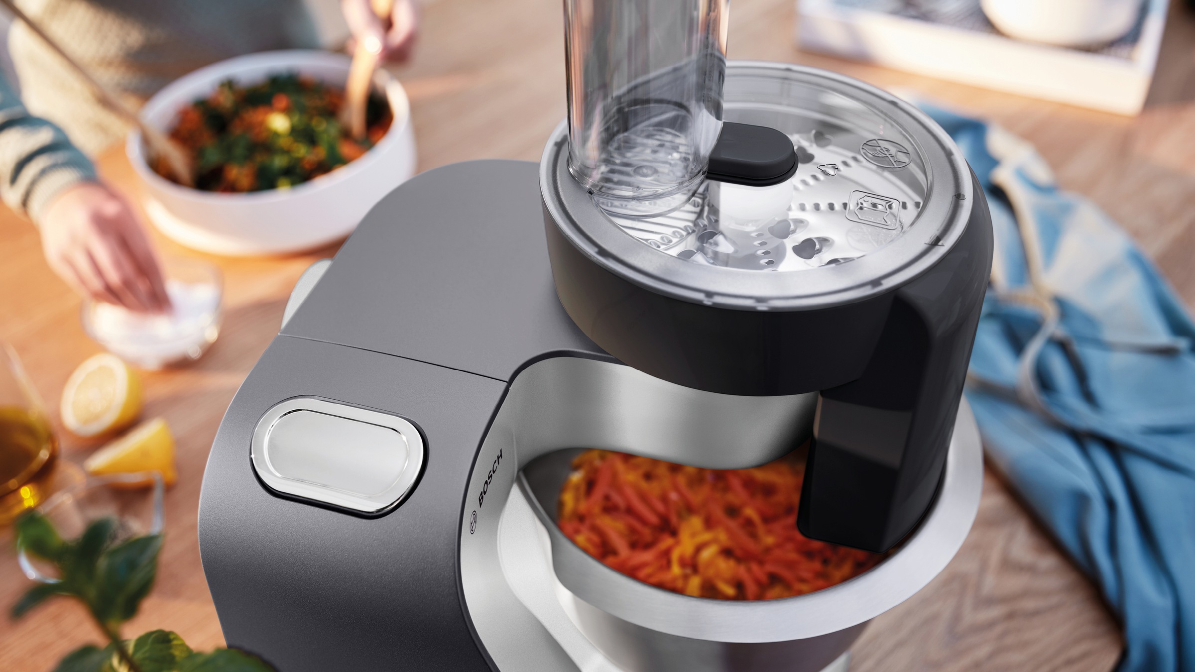 BOSCH Küchenmaschine »MUM5935B Durchlaufschnitzler, 3 Scheiben, Mixer, silber«, Fleischwolf, Kekspresse, Zitruspresse, 3 Rühr-/Knethaken, spülm.fest