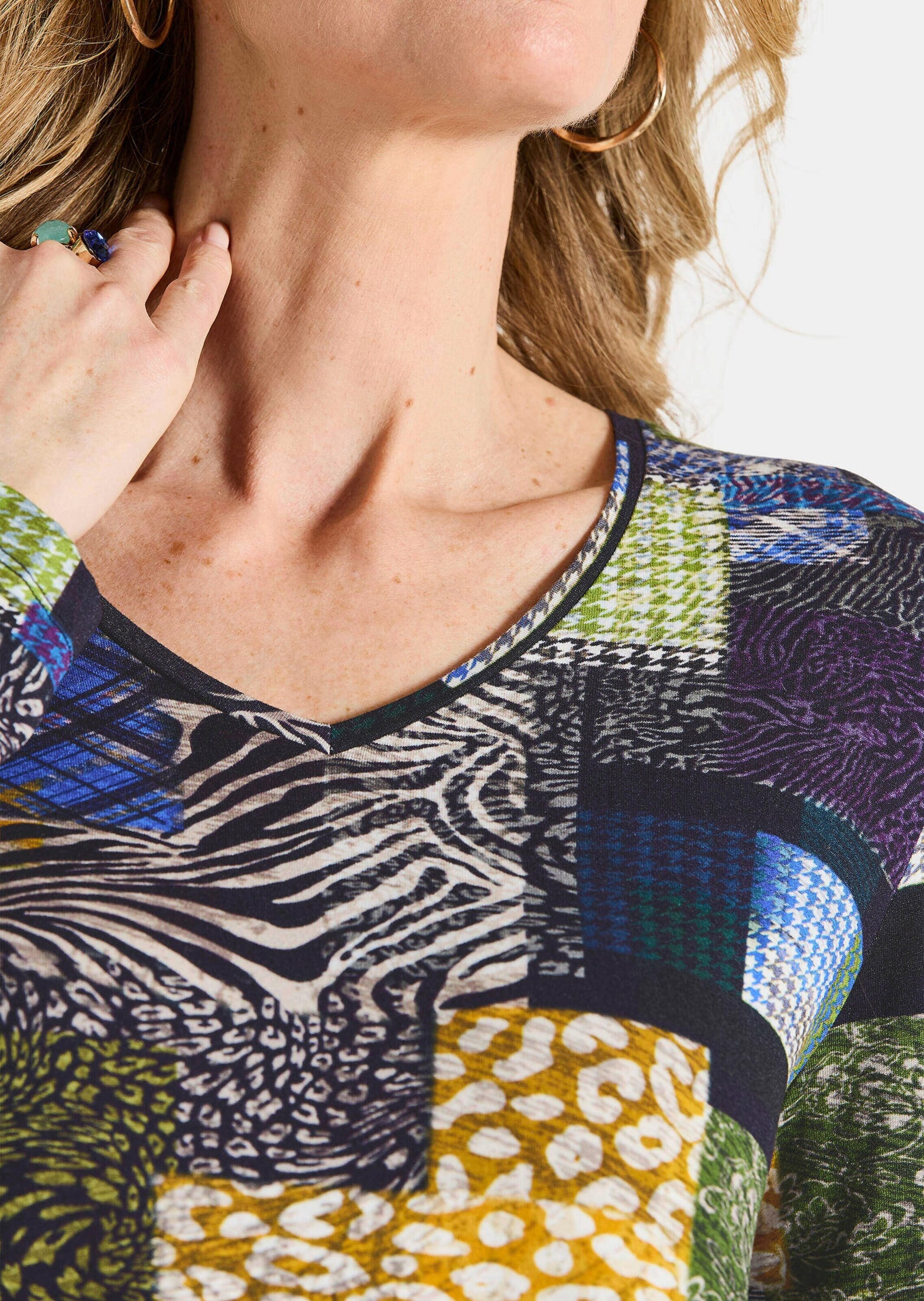 GOLDNER Langarmshirt »Kurzgröße Langarm Viskose-Shirt mit V-Ausschnitt« Patch-Print