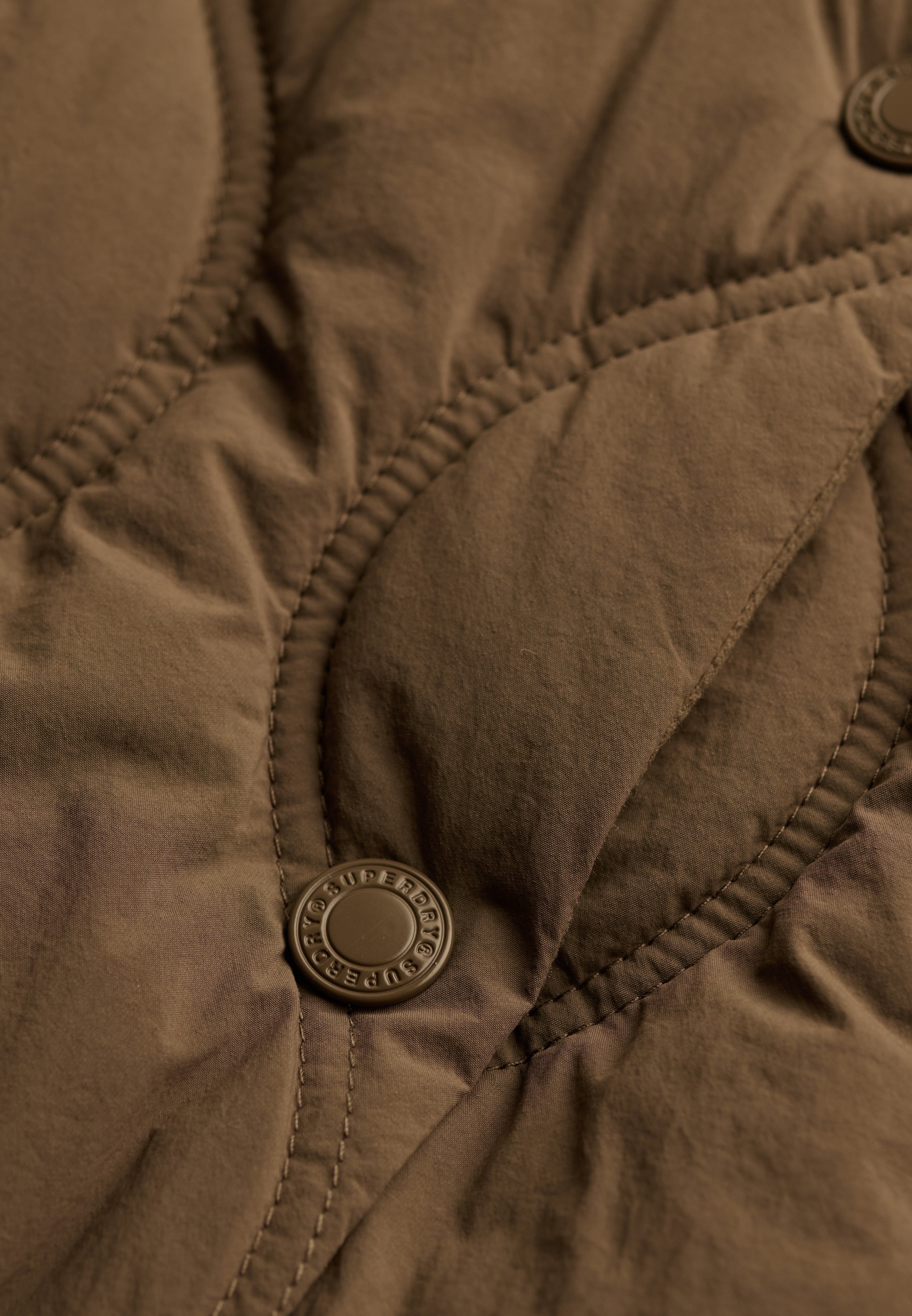Superdry Steppweste »ONION QUILT CRINKLE SNAP GILET« aus Nylon, Slim Fit, mit Reißverschluss, in normaler Länge