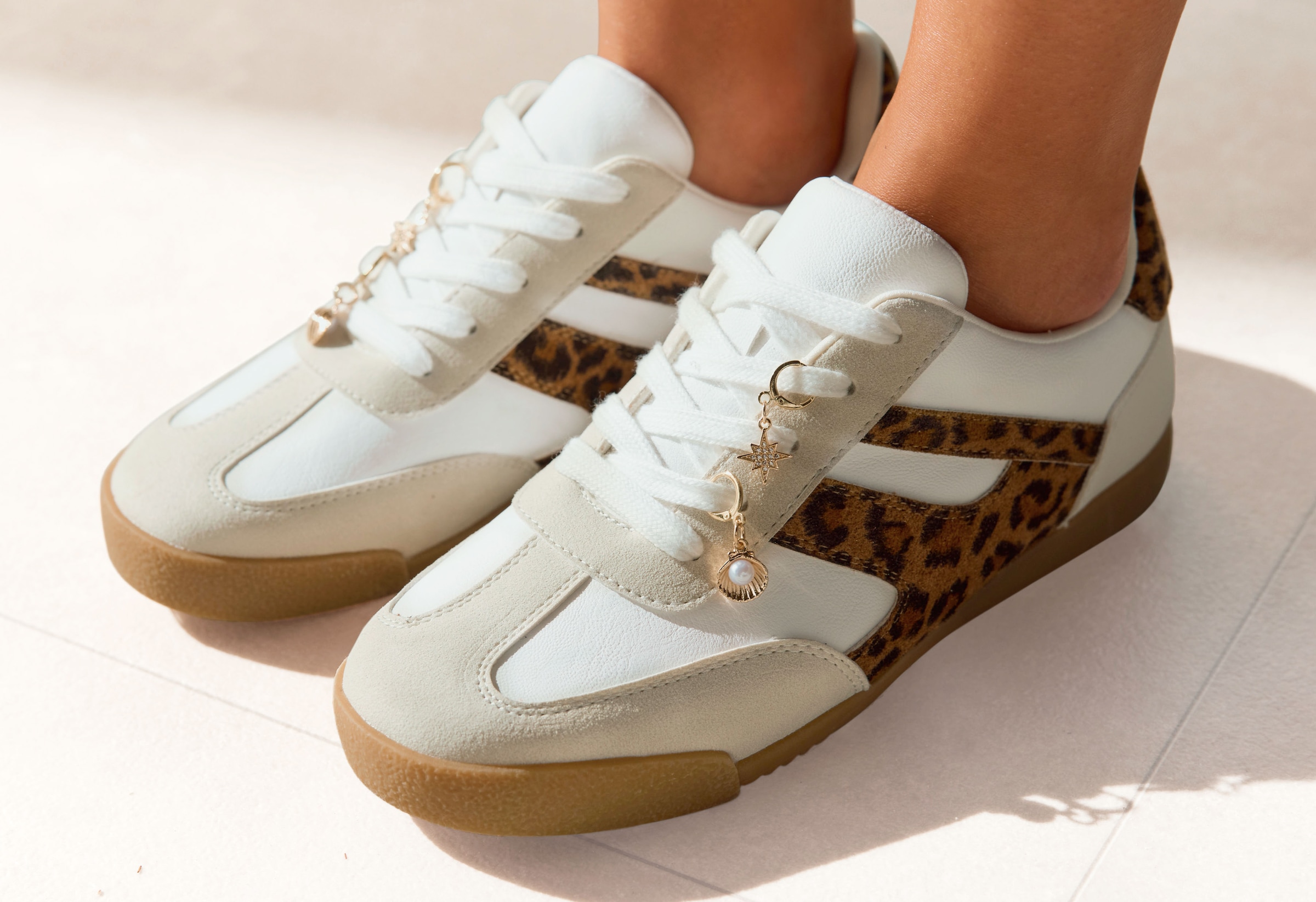 LASCANA Sneaker  Schnürhalbschuh, Freizeitschuh mit abnehmbaren Schmucksteinen VEGAN