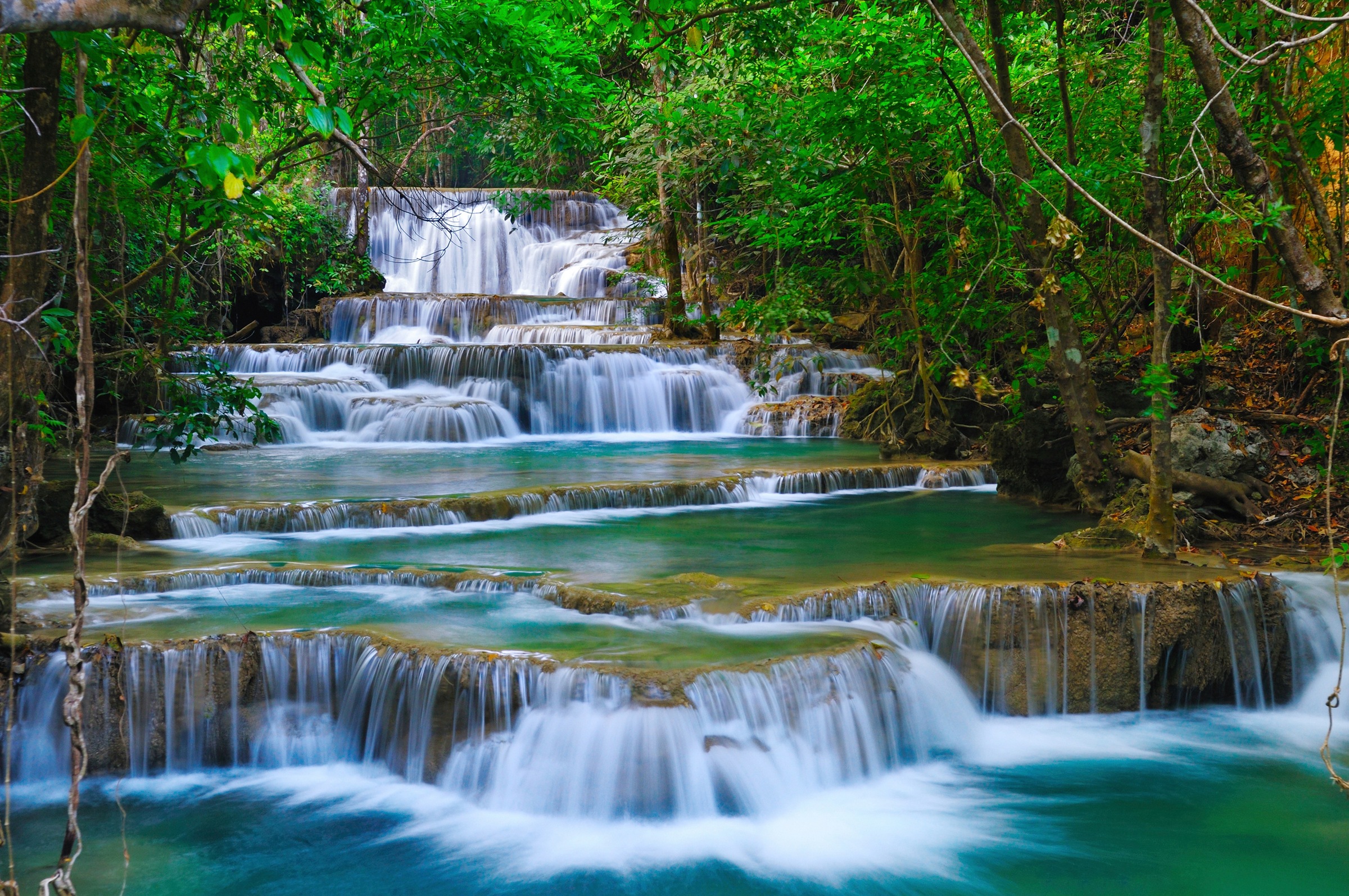 Papermoon Fototapete »WASSERFALL-BÄUME FLUSS SEE STEINE BLUMEN BERGE SONNE«