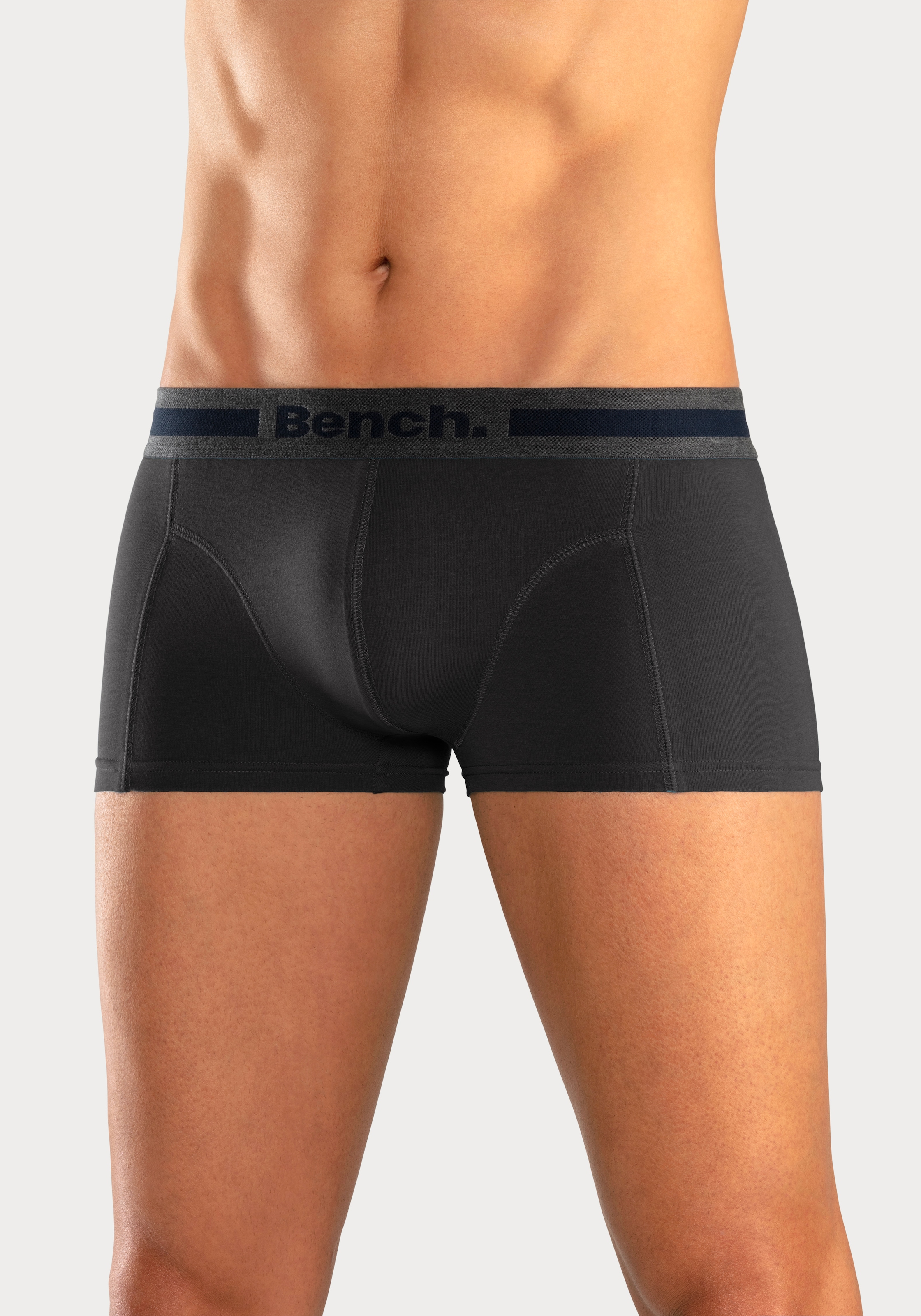 Bench. Boxershorts, (Packung, 4 St.), in Hipster-Form mit Overlock-Nähten vorn