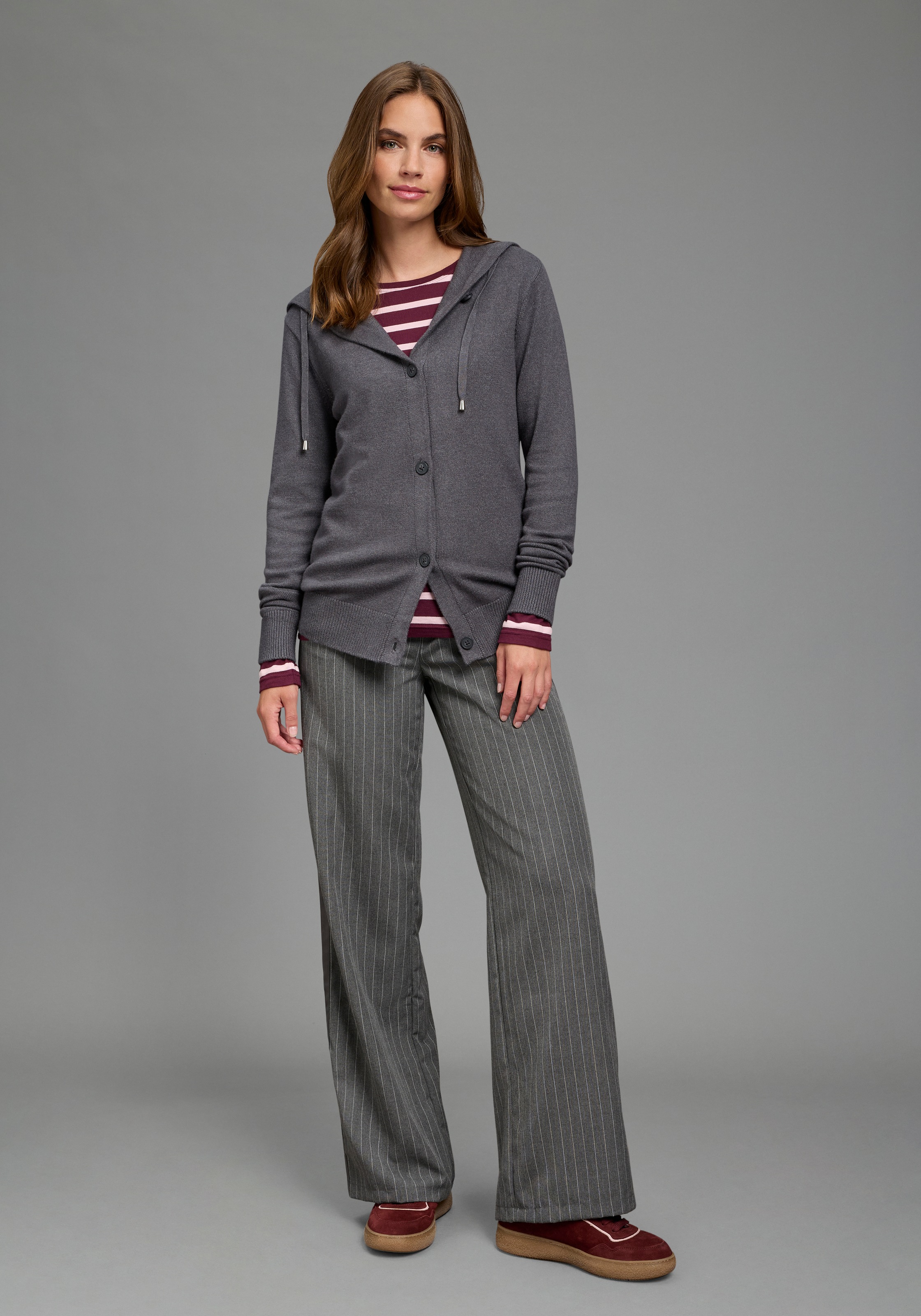 Flashlights Kapuzenstrickjacke »mit Kapuze und Kordelzug, lässig geschnitten« aus weicher Viskosemischung mit Knopfleiste
