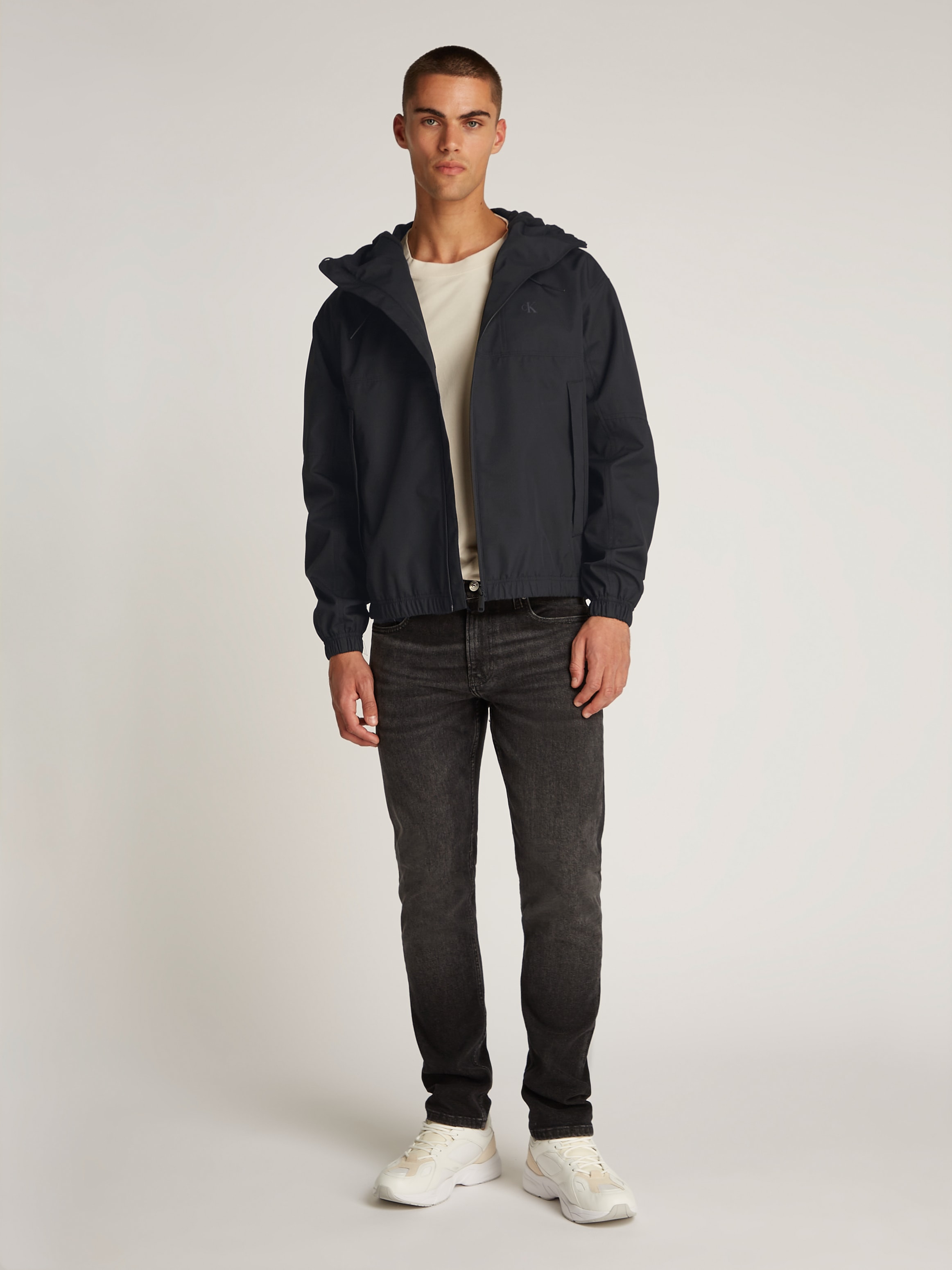 Calvin Klein Jeans Allwetterjacke »TECHNICAL JACKET«, mit Kapuze, Logodruck, Eingriffstaschen
