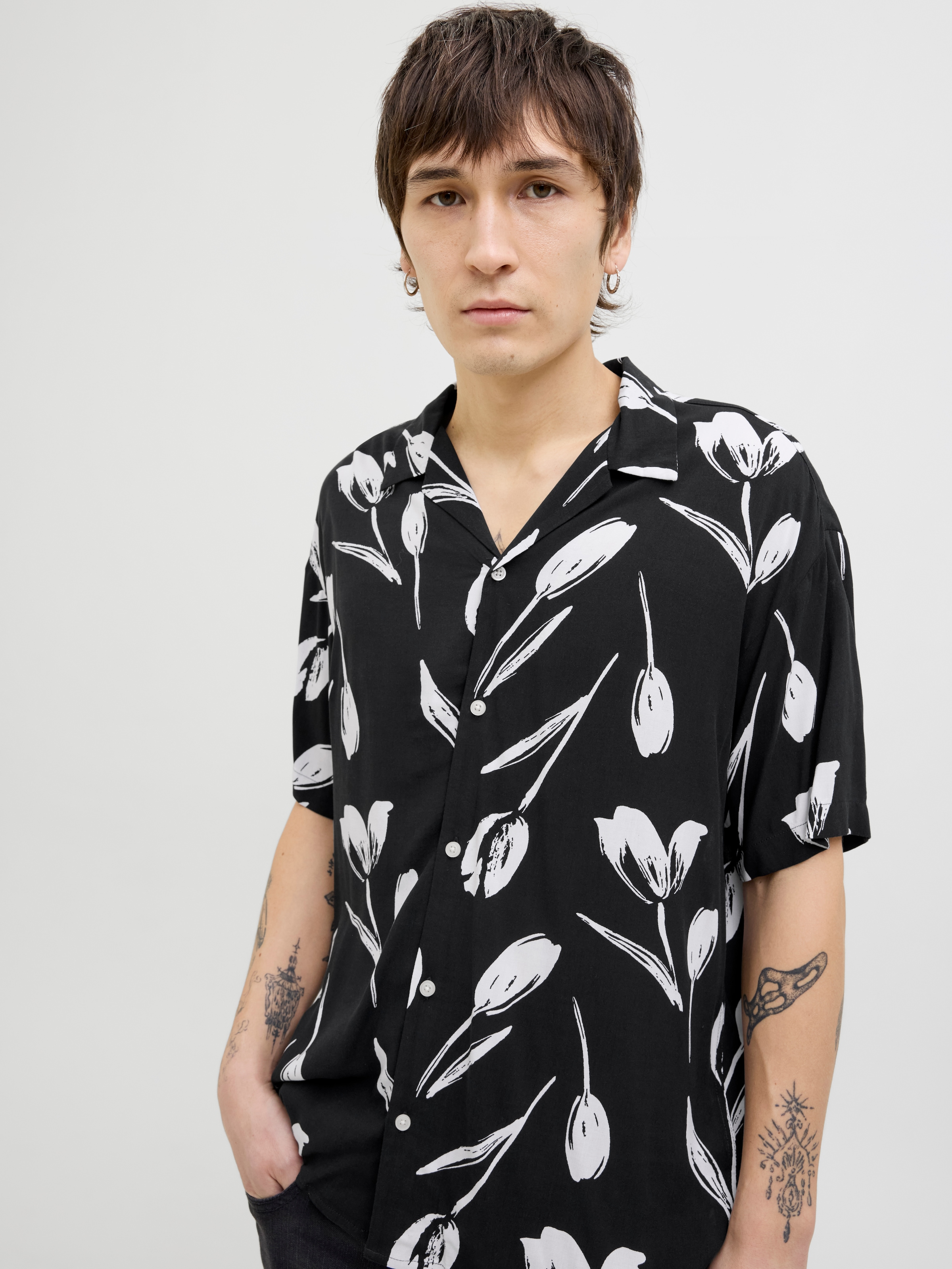 Jack & Jones Kurzarmhemd »JJEJEFF CHARGE RESORT SHIRT SS SN«, mit All-Over Print