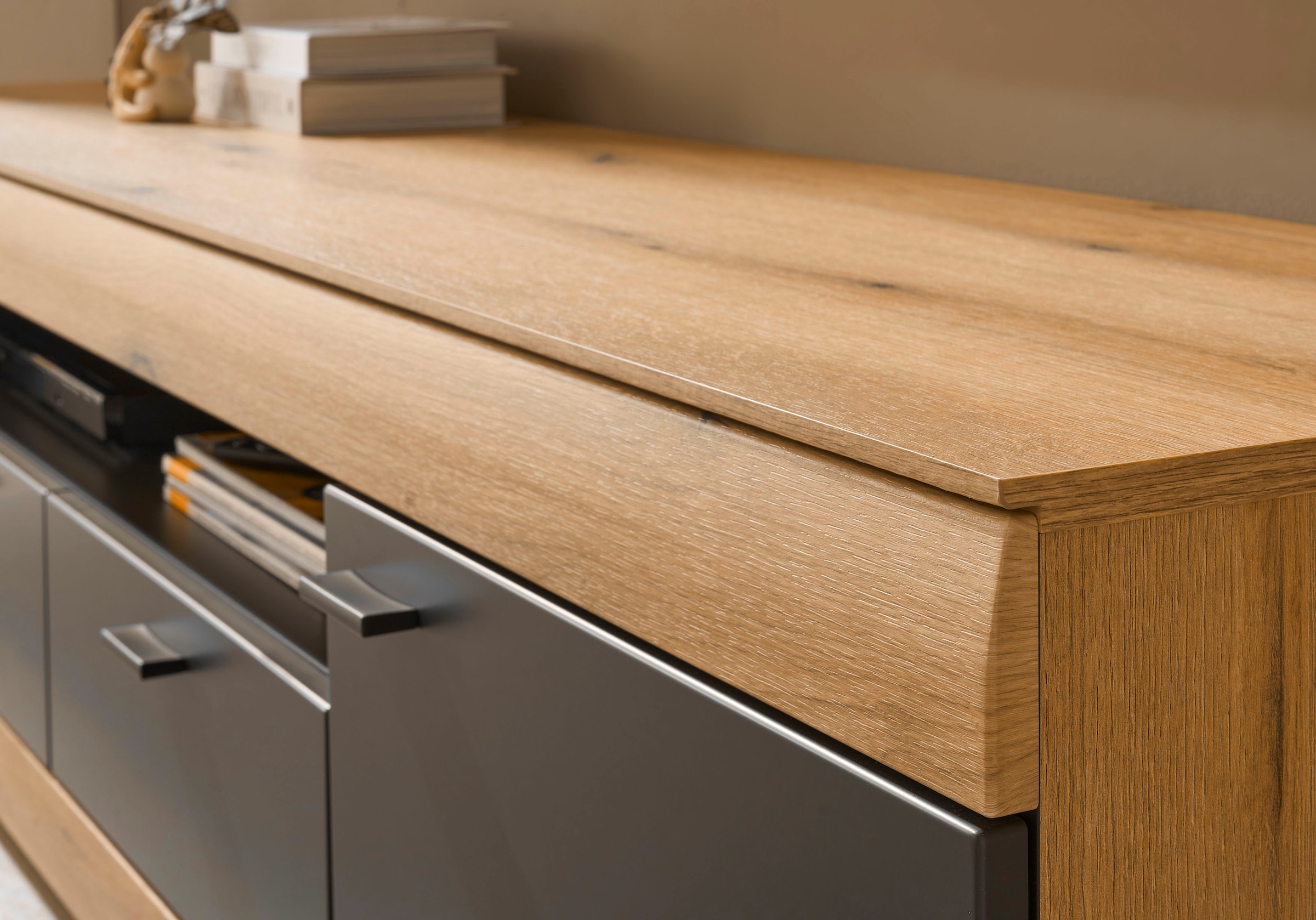 Home affaire Lowboard »Soleto, moderner TV-Schrank, Kommode, TV-Unterschrank« zeitlos, schwarze Griffe aus Metall, ausreichend Stauraum