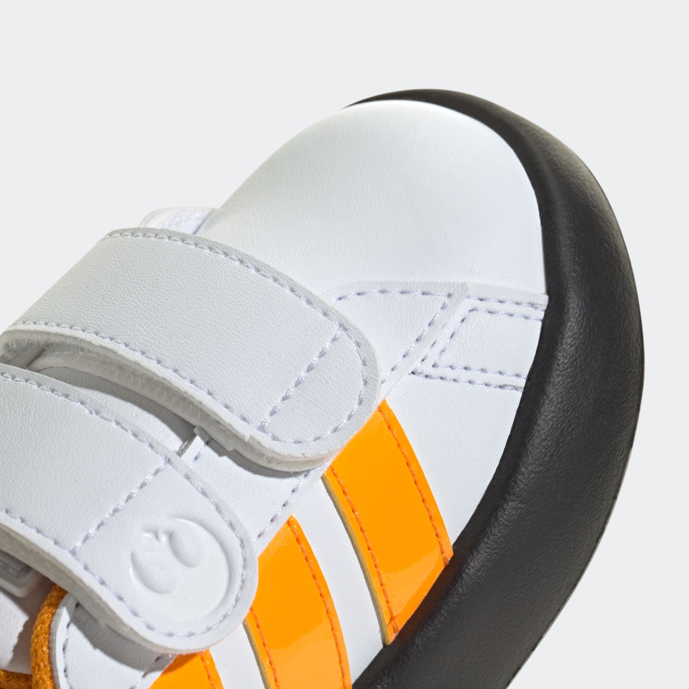 adidas Sportswear Klettschuh »ADIDAS STAR WARS KIDS GRAND COURT 2.0 SCHUH«, Design auf den Spuren des adidas Superstar, für Kinder