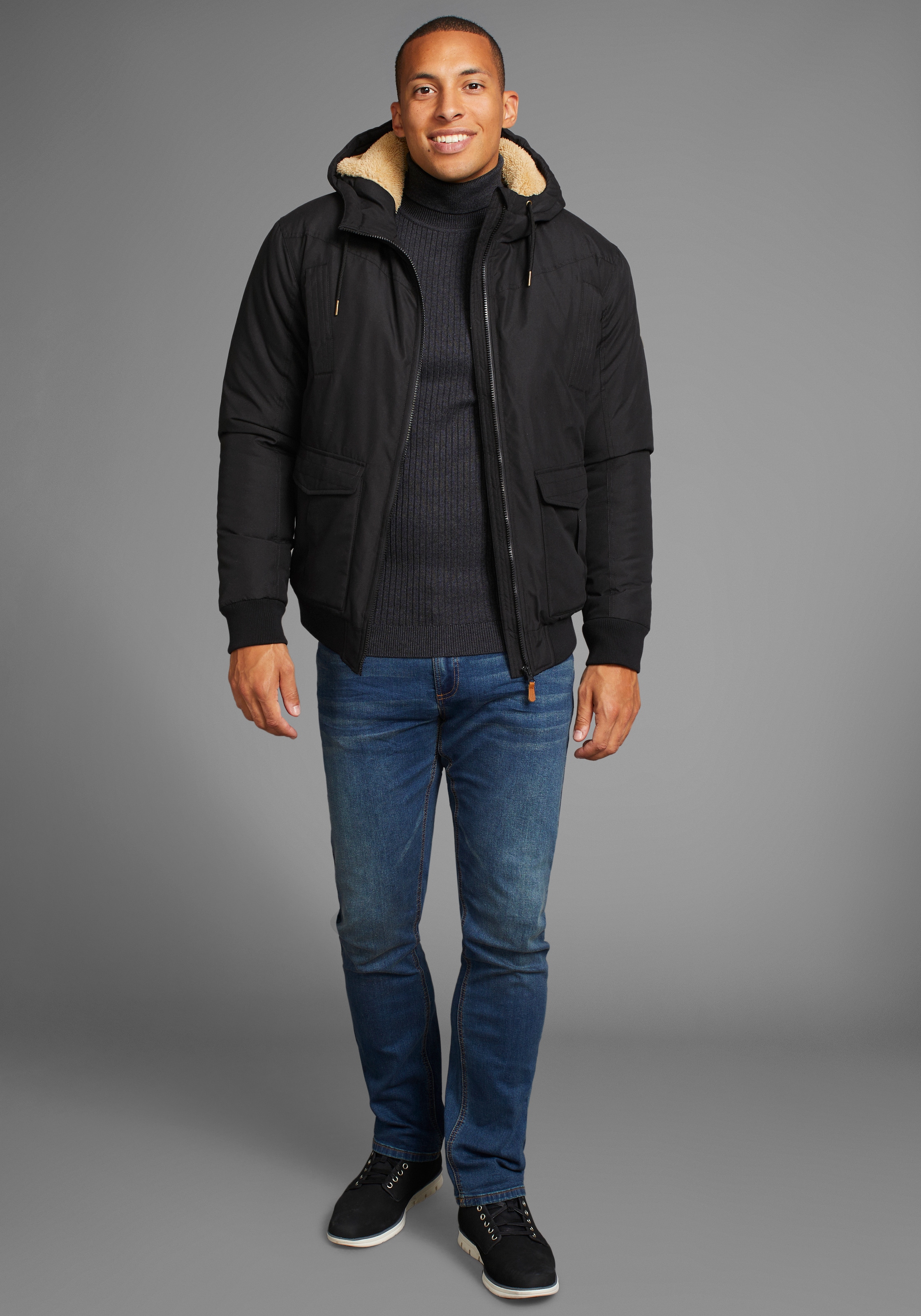 Bruno Banani Winterjacke, mit Kapuze, aus Baumwolle und Polyester, hochschließender Kragen