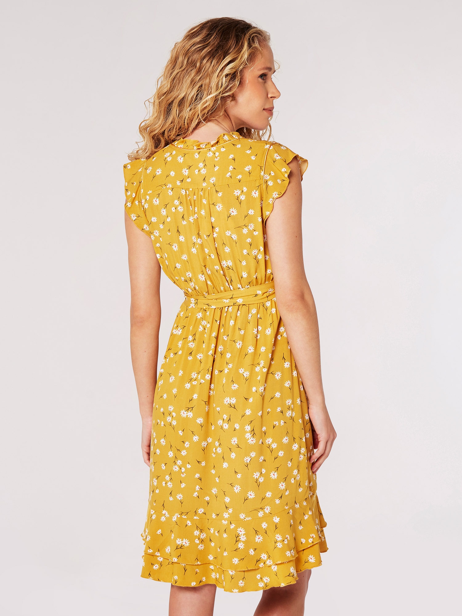 Apricot Minikleid »Geblümtes Kleid« mit Taillenband, 2 tlg. mit Rüschen und Gänseblümchen