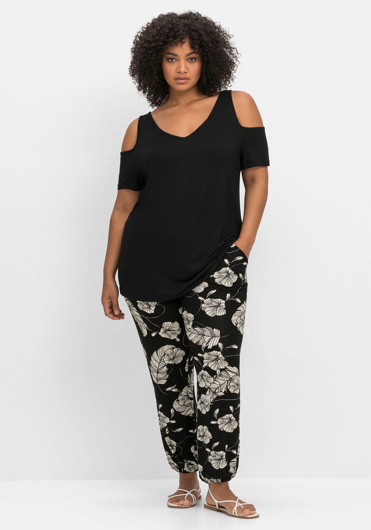 Sheego T-Shirt »Strandshirt mit V-Ausschnitt, im schulterfreien Look«