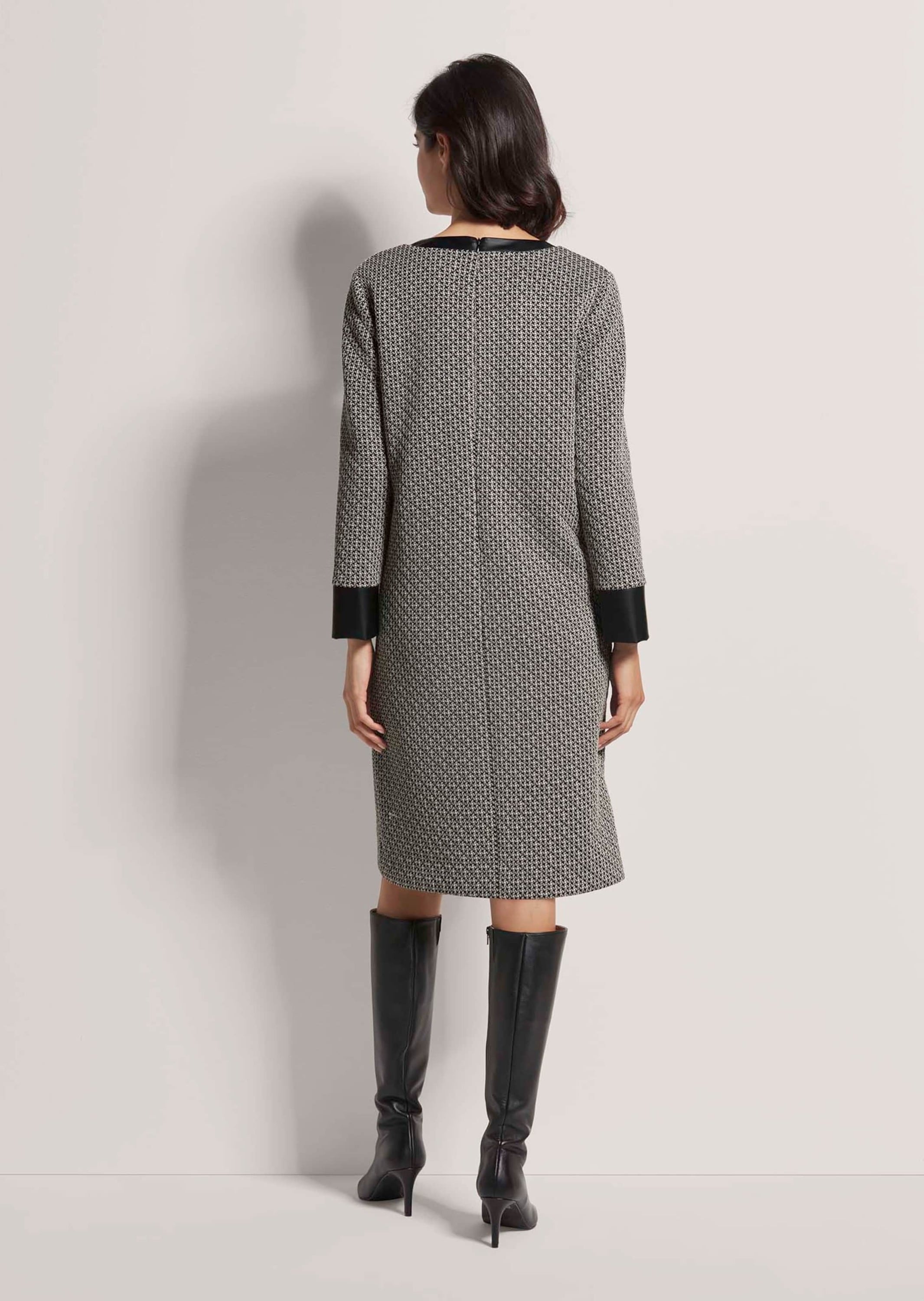 MADELEINE Sommerkleid »Etuikleid Modernes Cocktail-Kleid, Rundhals mit V-Schlitz«