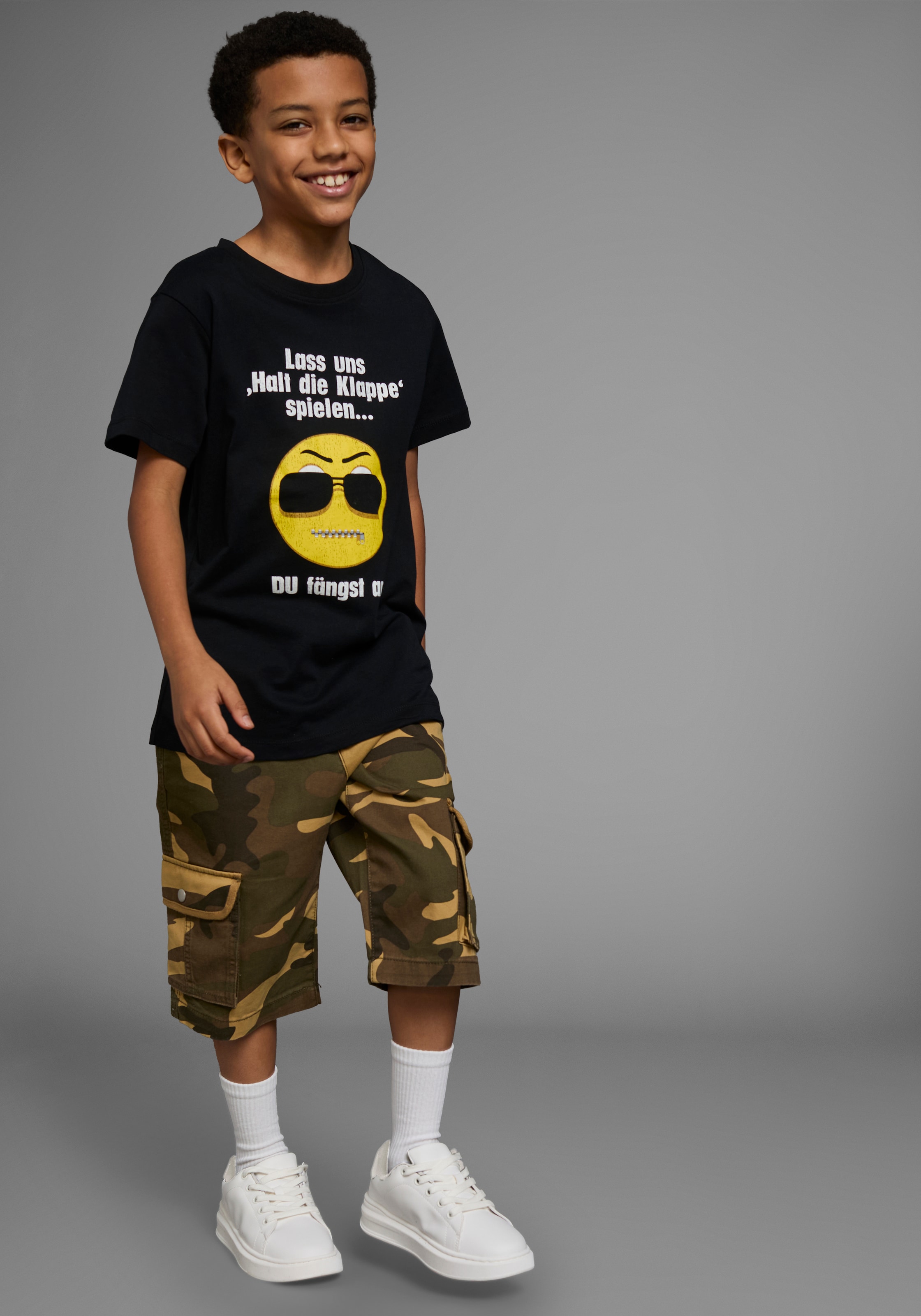 KIDSWORLD T-Shirt »Mit Spruch: LASS UNS: HALT DIE KLAPPEN! SPIELEN«, Kurzarm, Basic-Passform, mit trendigen Statements und Sprüchen