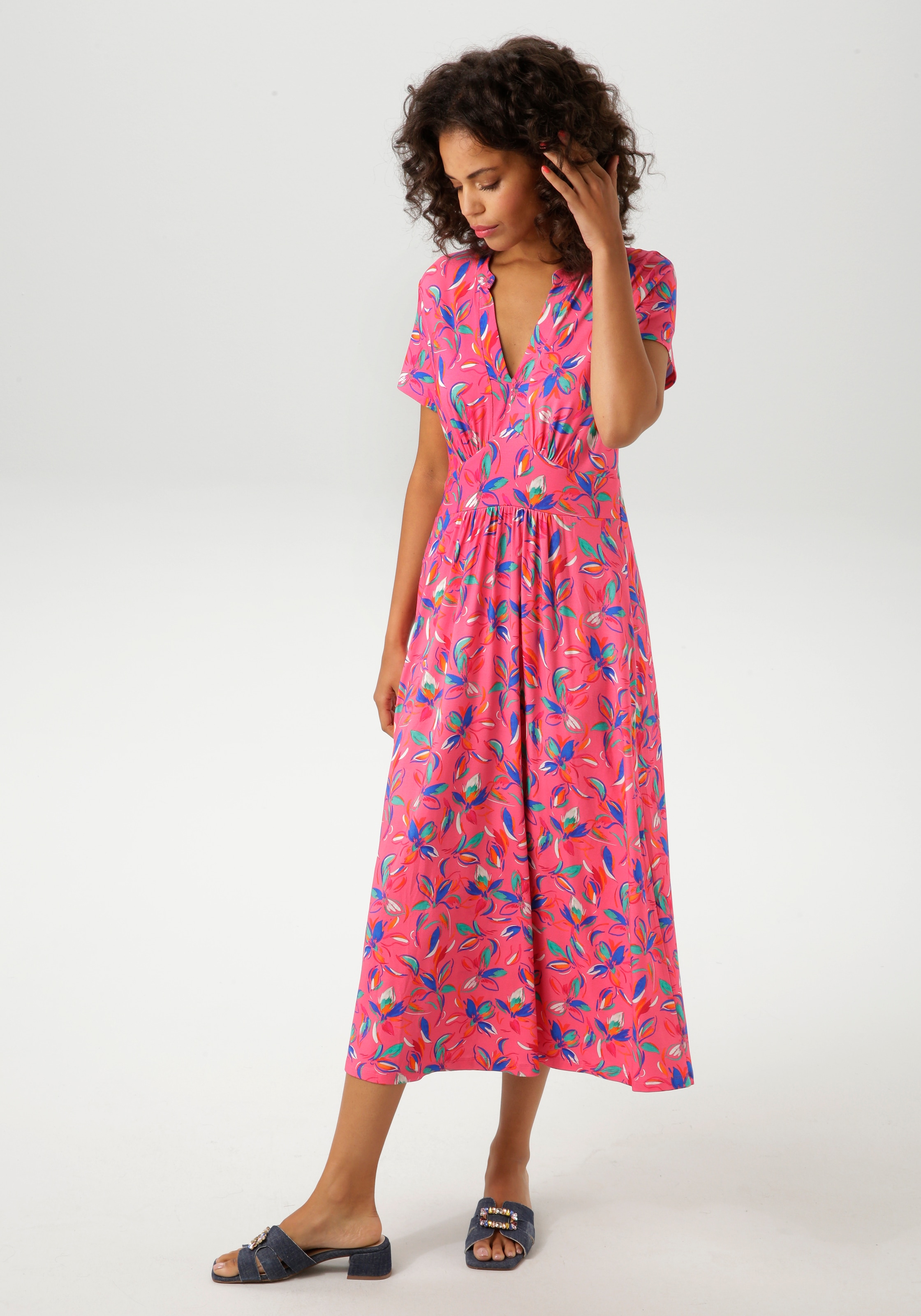 Aniston CASUAL Sommerkleid, mit kunstvollen Blüten und Blättern bedruckt