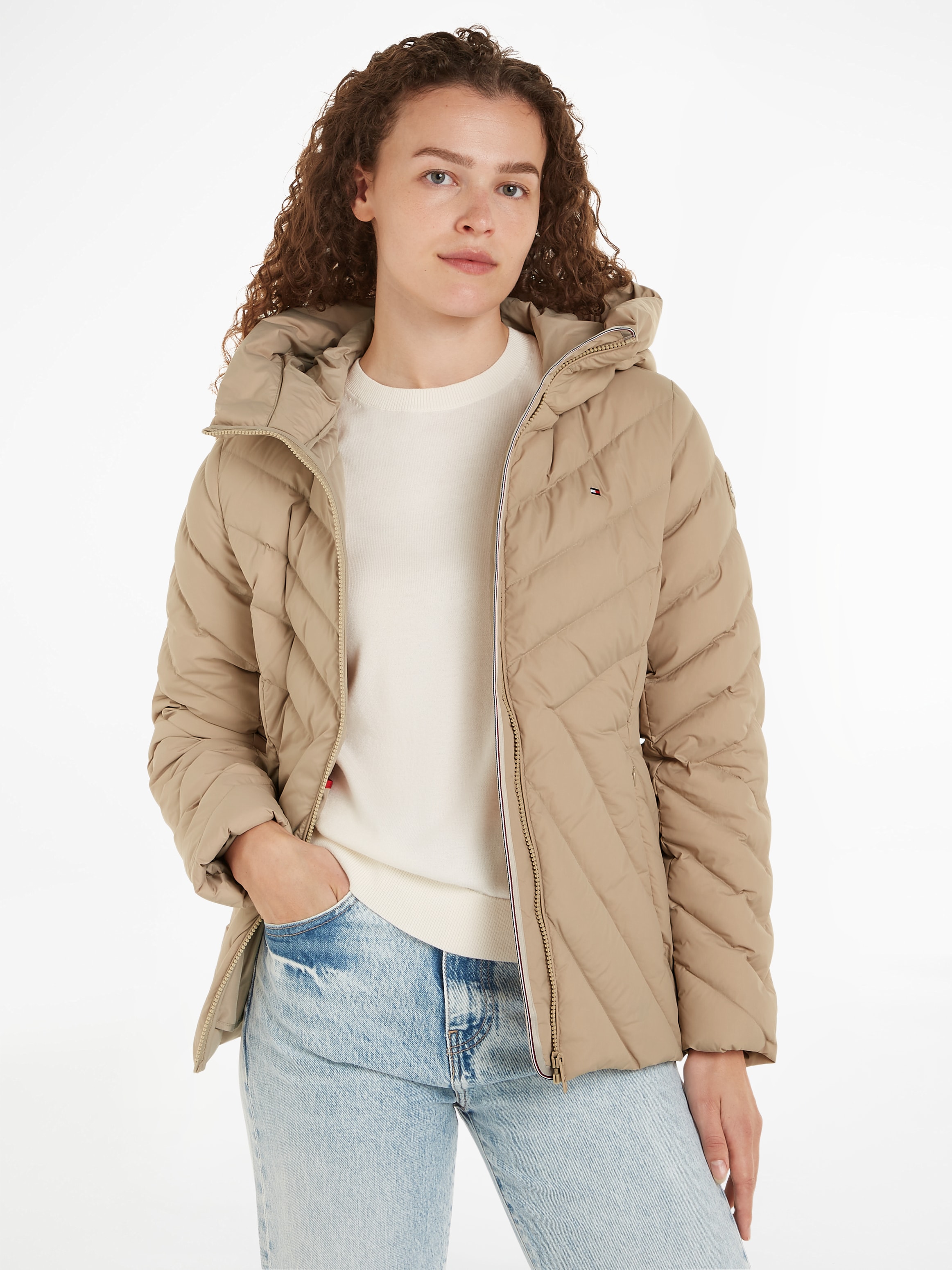 Tommy Hilfiger Steppjacke »CHEVRON MW PADDED JACKET«, mit Kapuze, mit mittelstarker Wattierung und Tommy Hilfiger Markenlabel