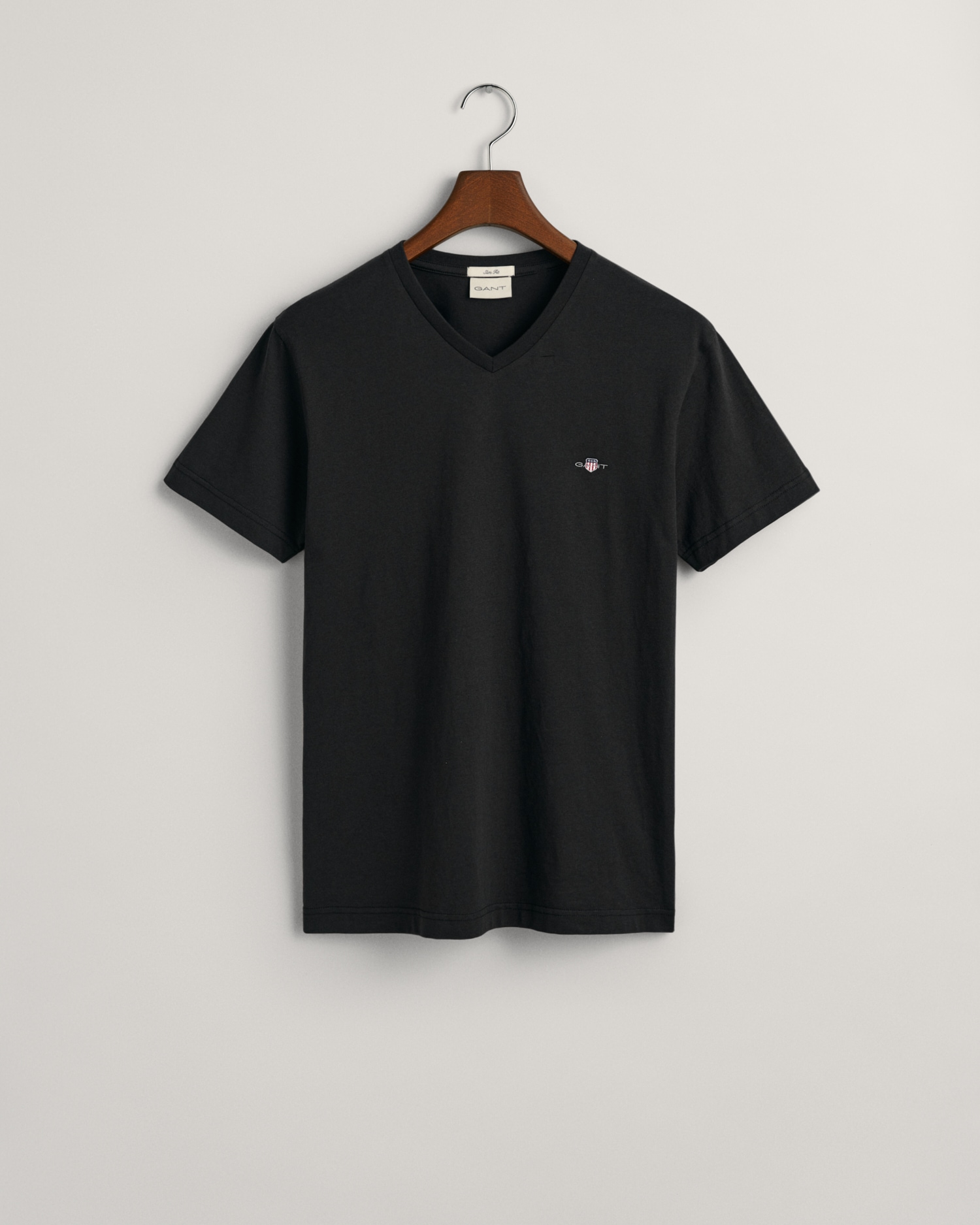 Gant T-Shirt »SLIM SHIELD kleinen mit V-NECK der T-SHIRT«, einer auf ♕ Brust bei Logostickerei