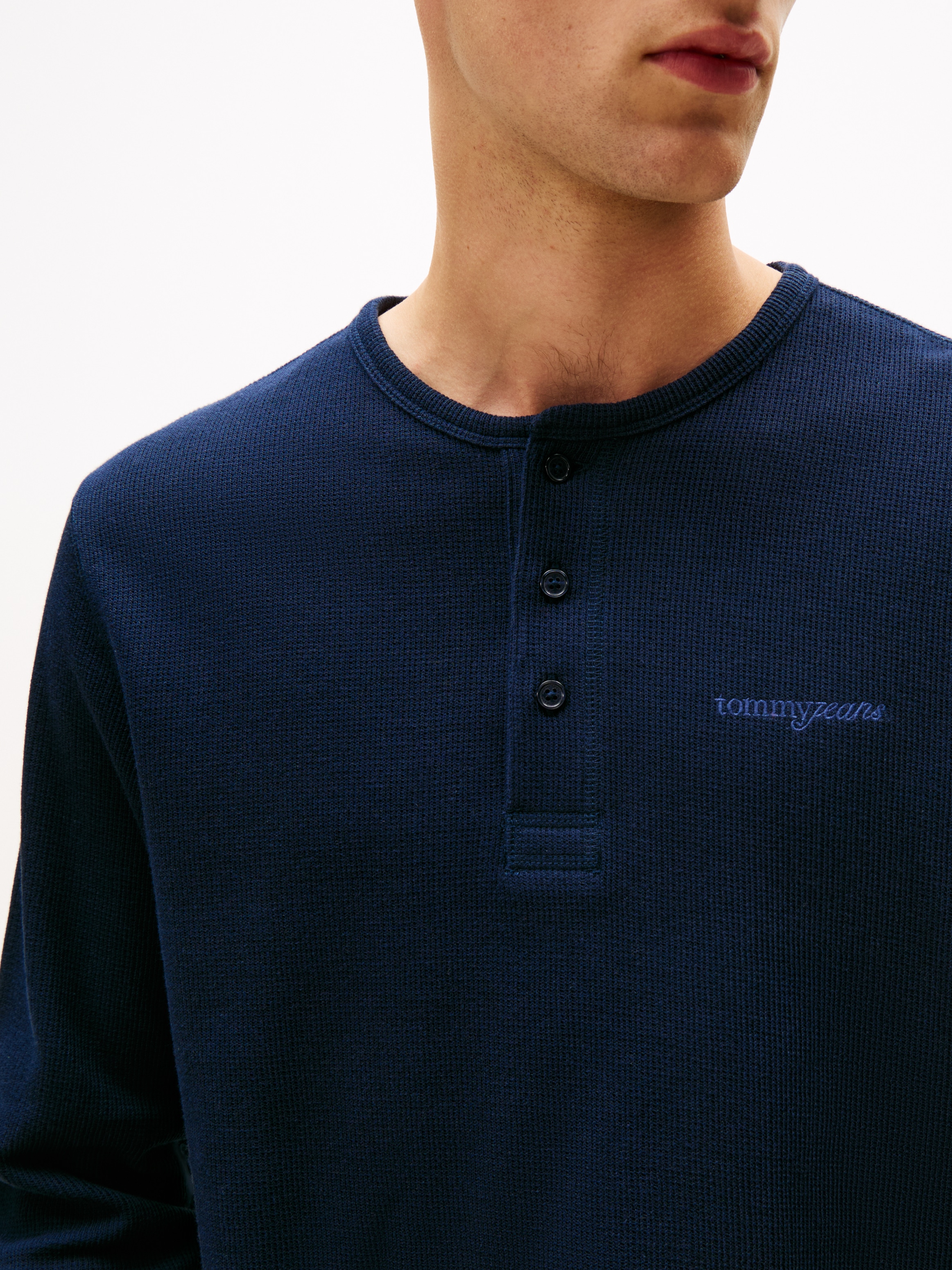 Tommy Jeans Henleyshirt »TJM WAFFLE SCRIPT HENLEY« Rundhals, slim fit, mit feiner Struktur