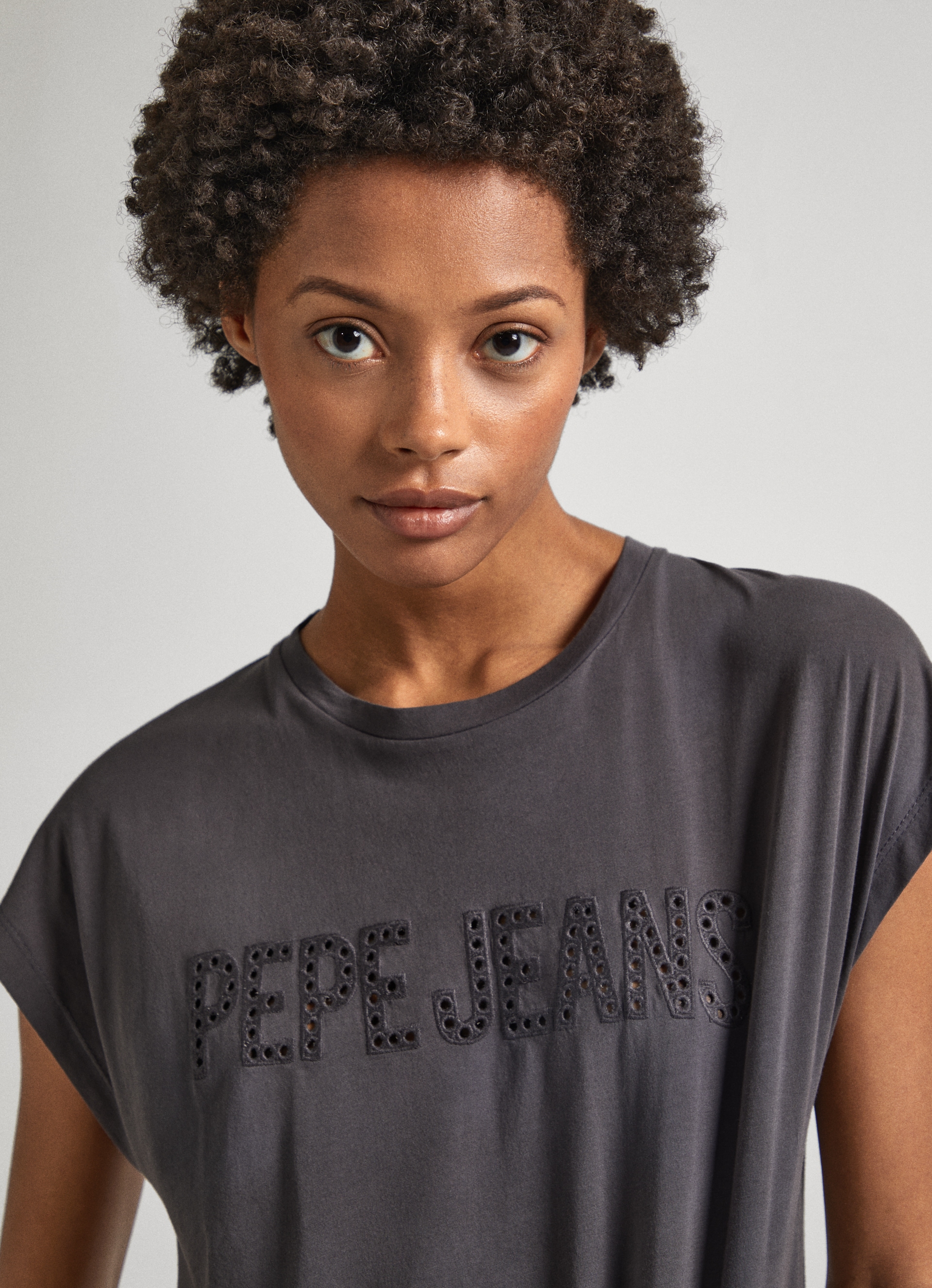 Pepe Jeans T-Shirt »LILITH«, mit Logoapplikation