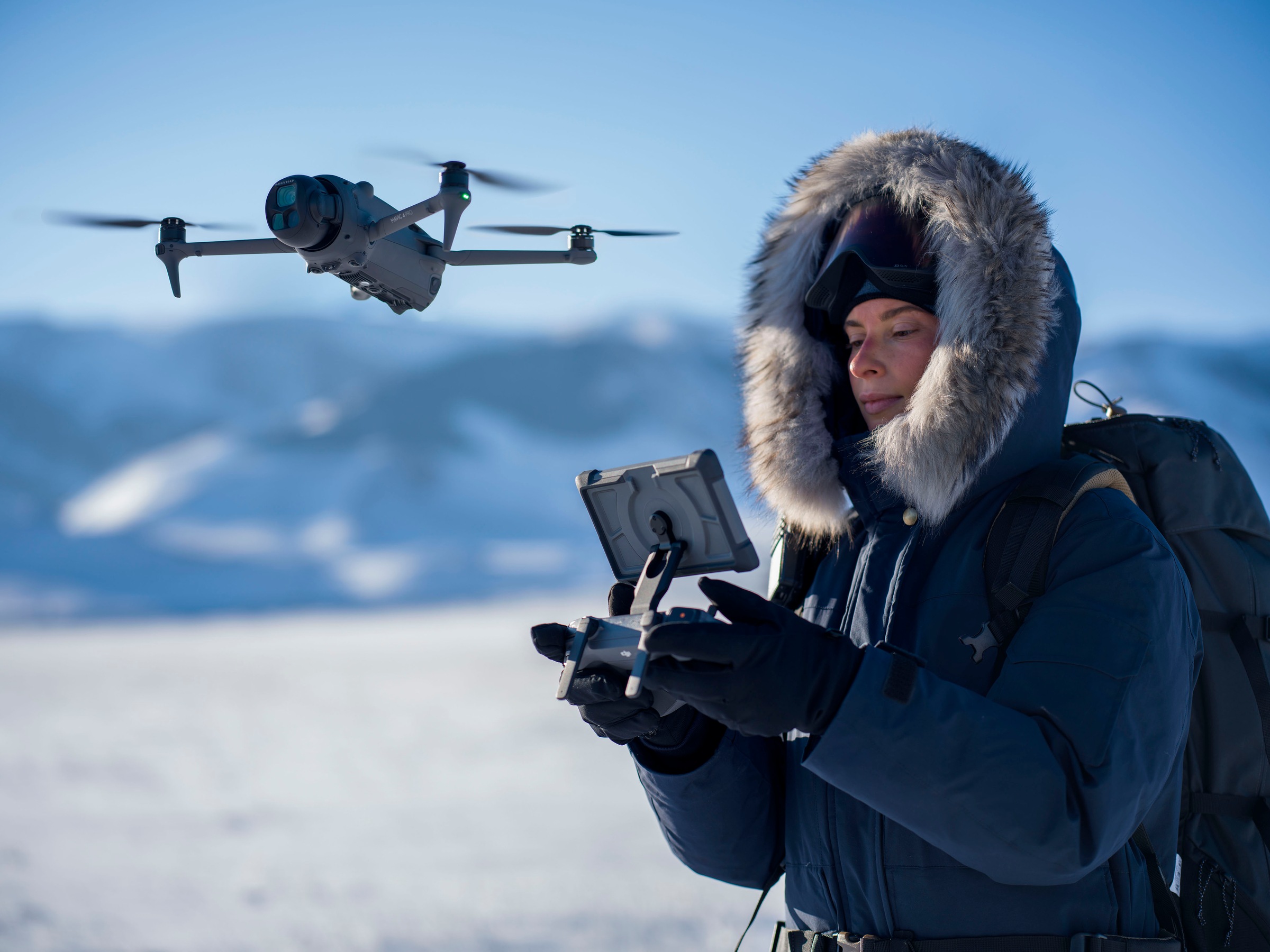 DJI Drohne »DJI Mavic 4 Pro Fly More Combo«, 6K/60 fps HDR, DJI RC 2 Fernsteuerung, 3 Akkus und Ladestation