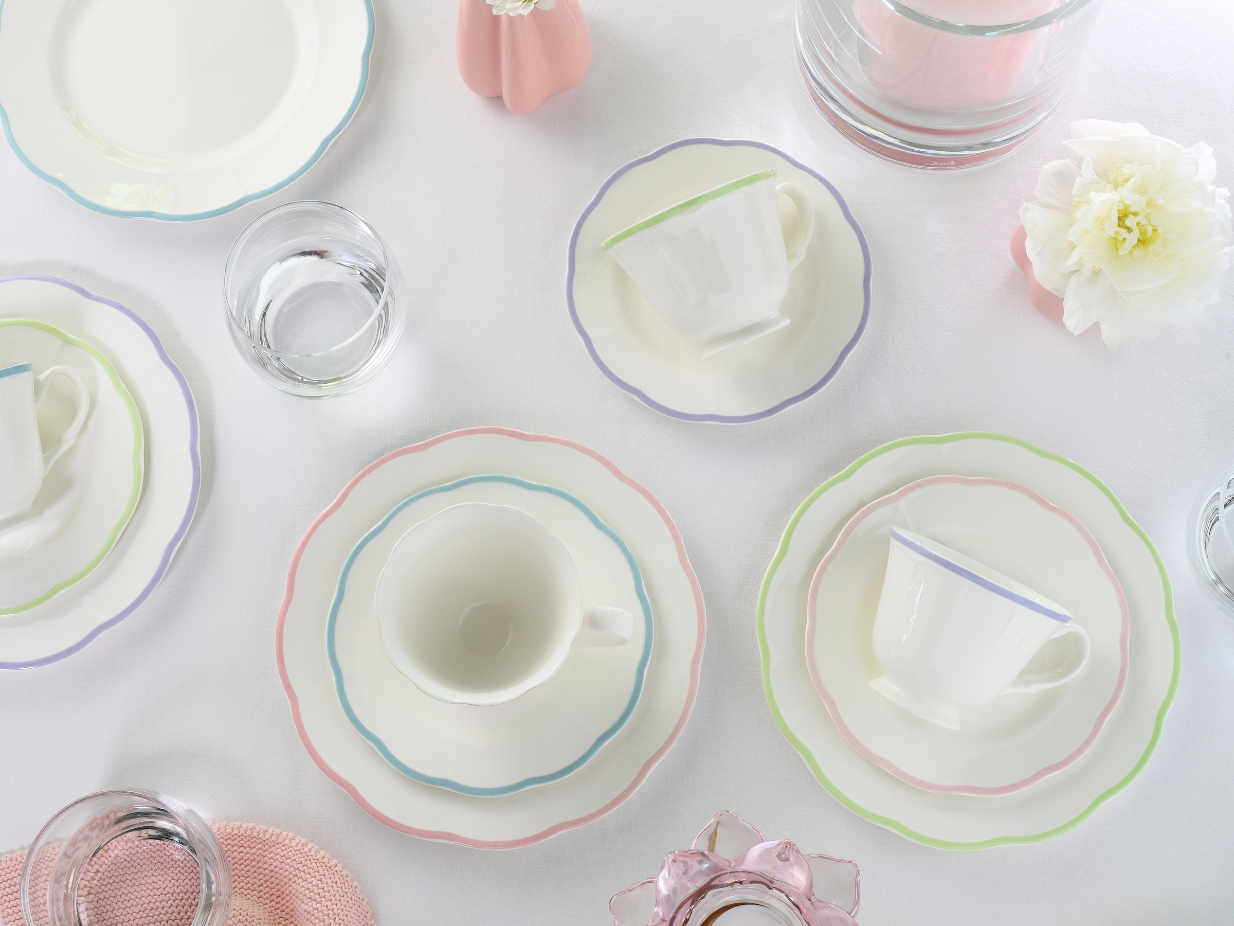 CreaTable Kaffeeservice »Florine Bunt, Service 12-tlg.« Elegant, Klassische Form, Zart gewellte Ränder
