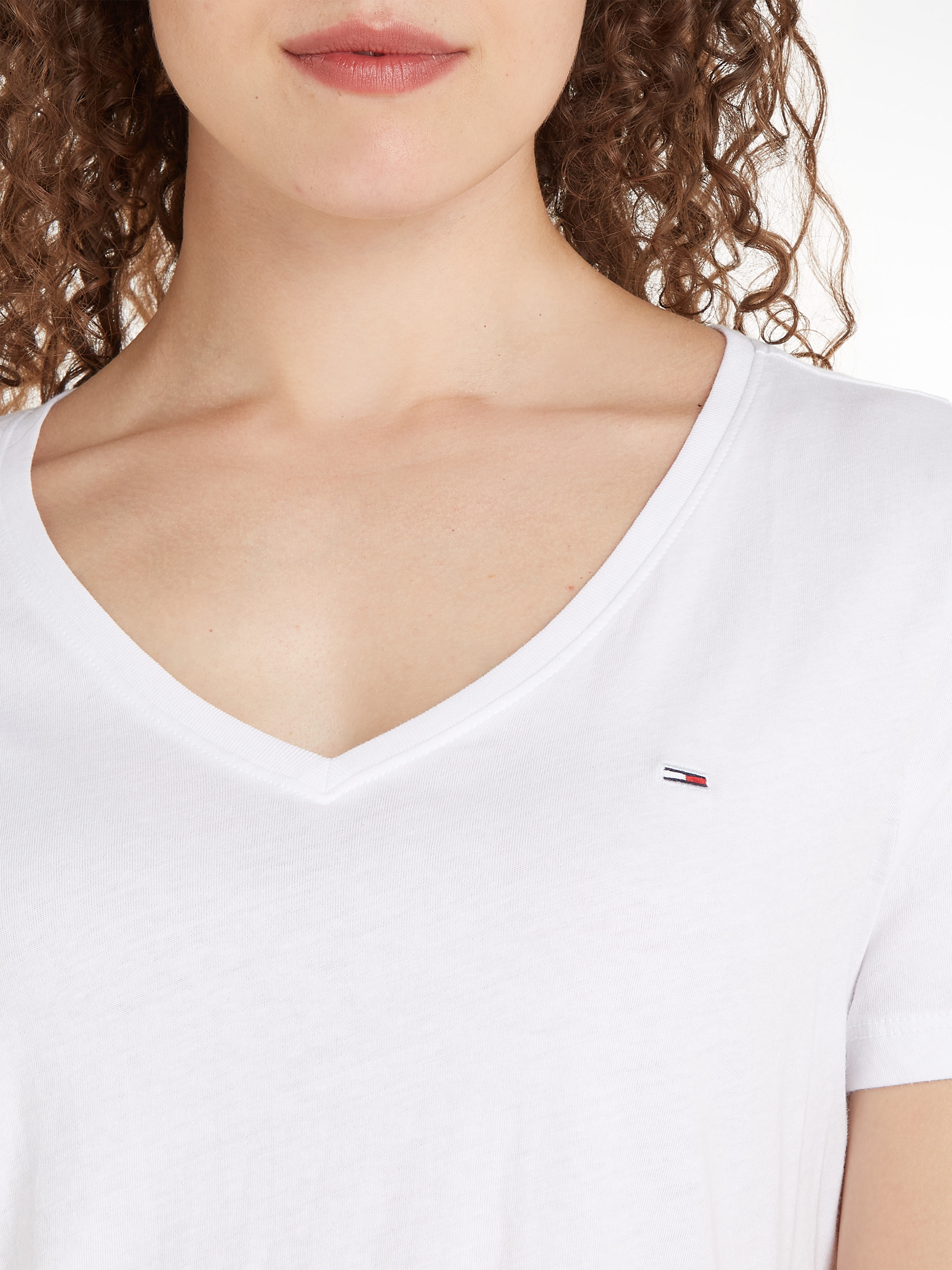 Tommy Jeans V-Shirt, mit Tommy Jeans Logo-Flag auf der Brust bei ♕