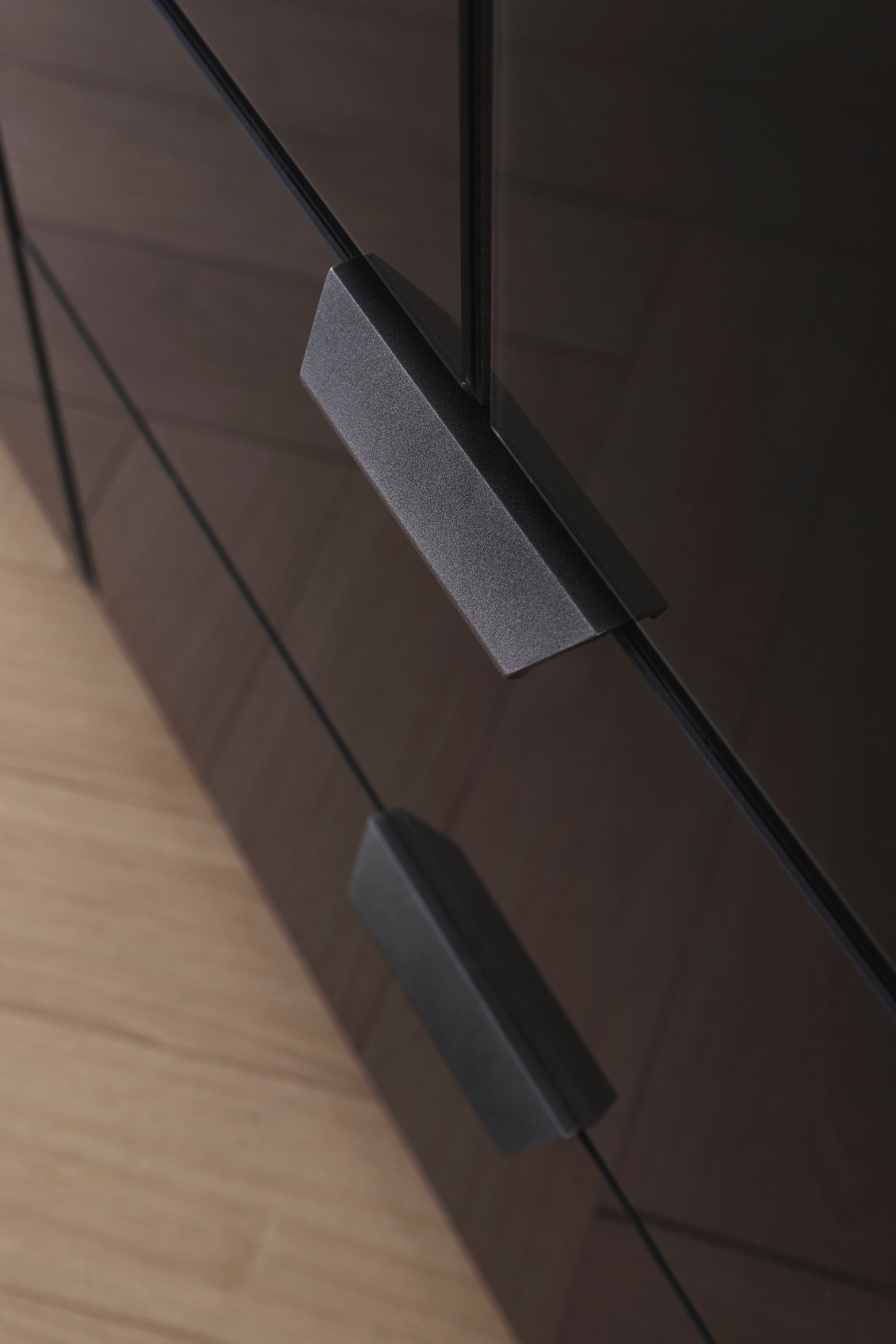 rauch Hochkommode »Modern by Aditio«, mit Glasfront und Kufenfuß, 2 Schubladen mit Softclose-Funktion