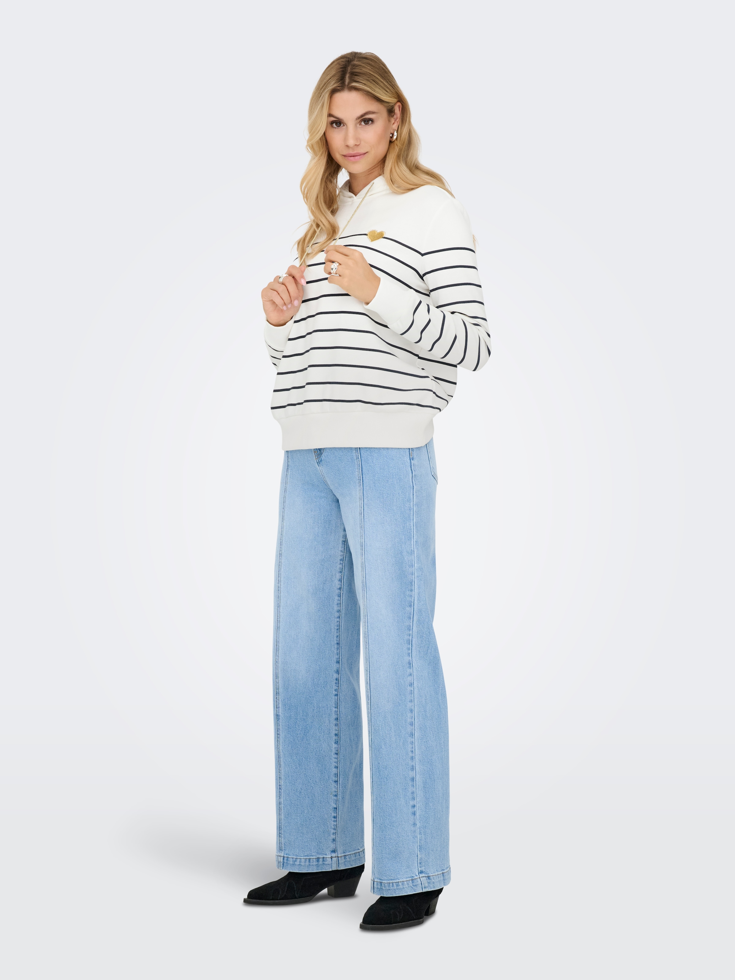 ONLY Kapuzensweatshirt »ONLADELLE L/S STRIPE HOOD SWT«, mit Herz-Stickerei
