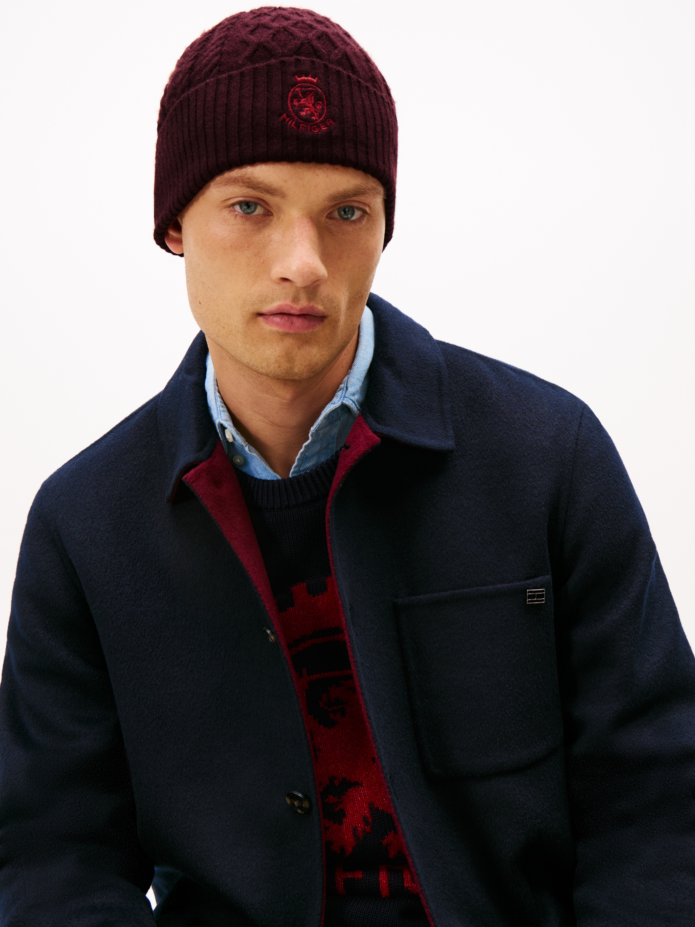 Tommy Hilfiger Beanie »TH CREST KNIT« aus Wollmix mit Zopfstrickmuster, TH-Wappen