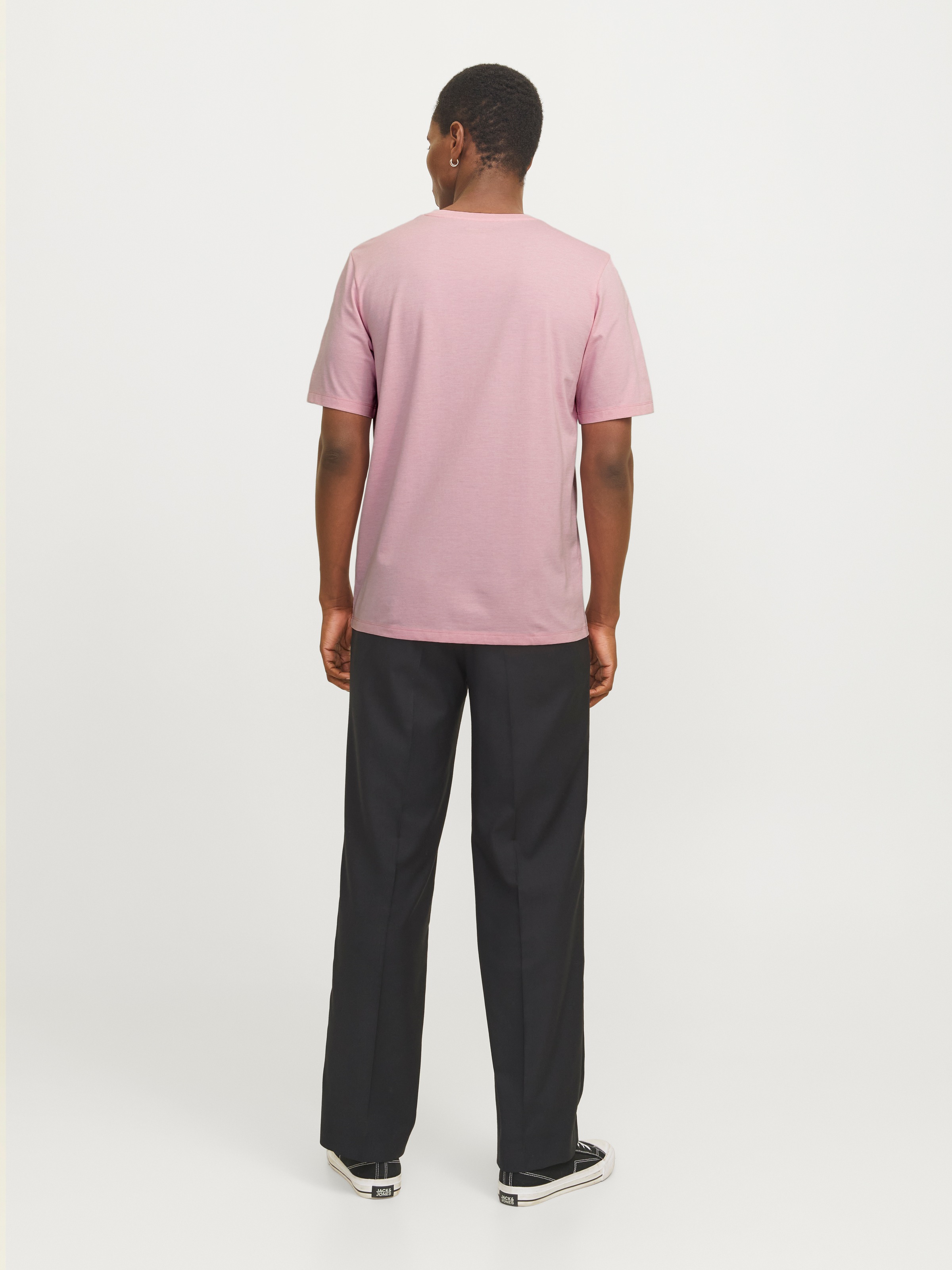 Jack & Jones Rundhalsshirt »JJEPAULOS TEE SS CREW NECK NOOS«, mit Logo Stickerei