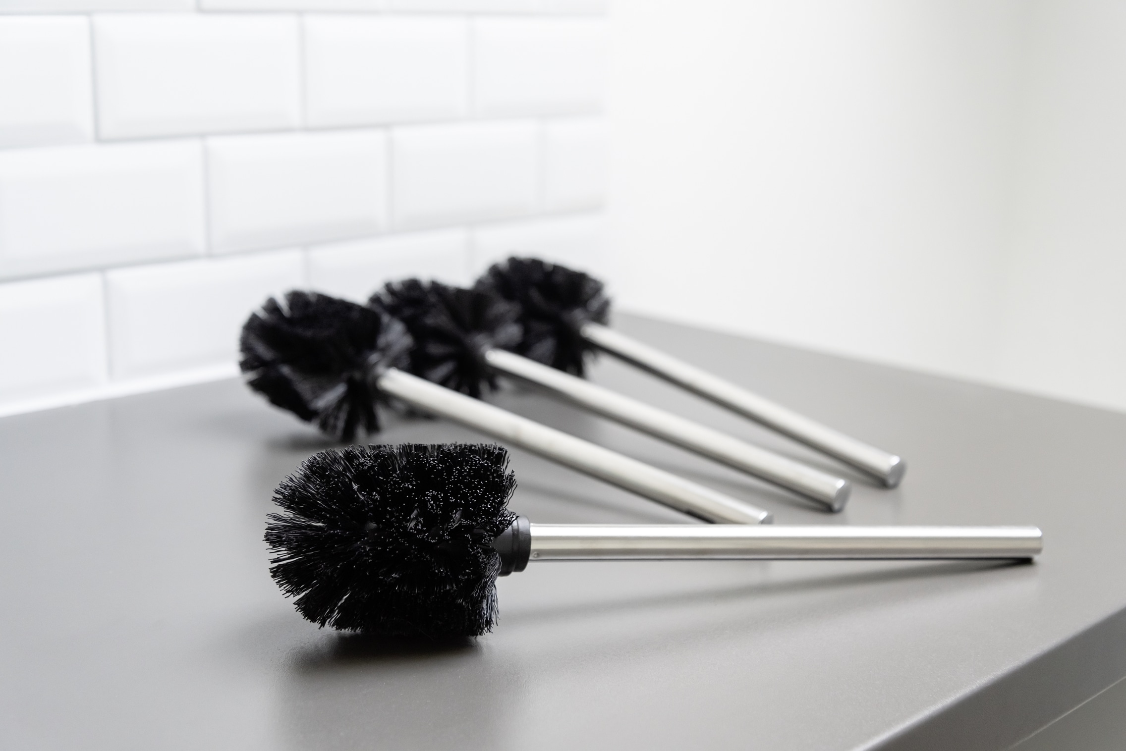 WENKO WC-Reinigungsbürste Set 4 Stk. aus Edelstahl | Kunststoff WC-Bürste mit Edelstahlstiel und Kunststoffborsten, Ø 8 cm