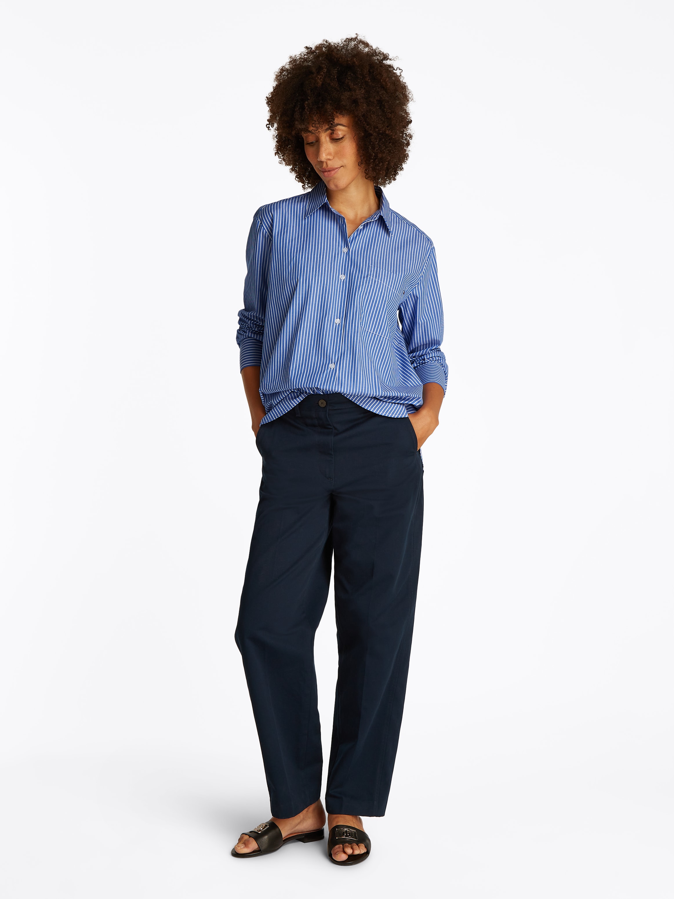Tommy Hilfiger Hemdbluse »ESS POPLIN EASY FIT SHIRT«, Hinten länger geschnitten mit abgerundetem Saum