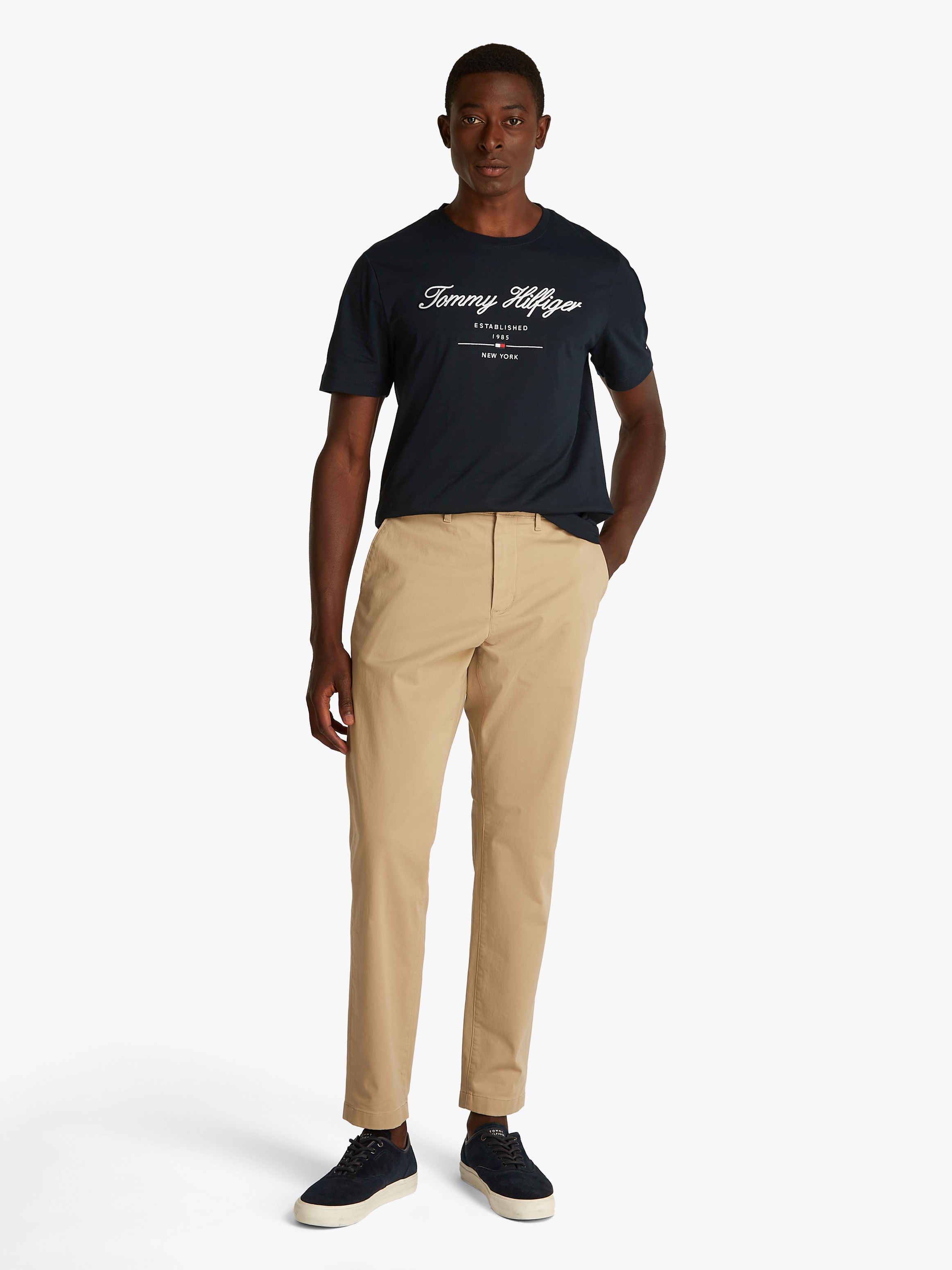 Tommy Hilfiger T-Shirt »SCRIPT LOGO TEE« mit aufgesticktem Logo