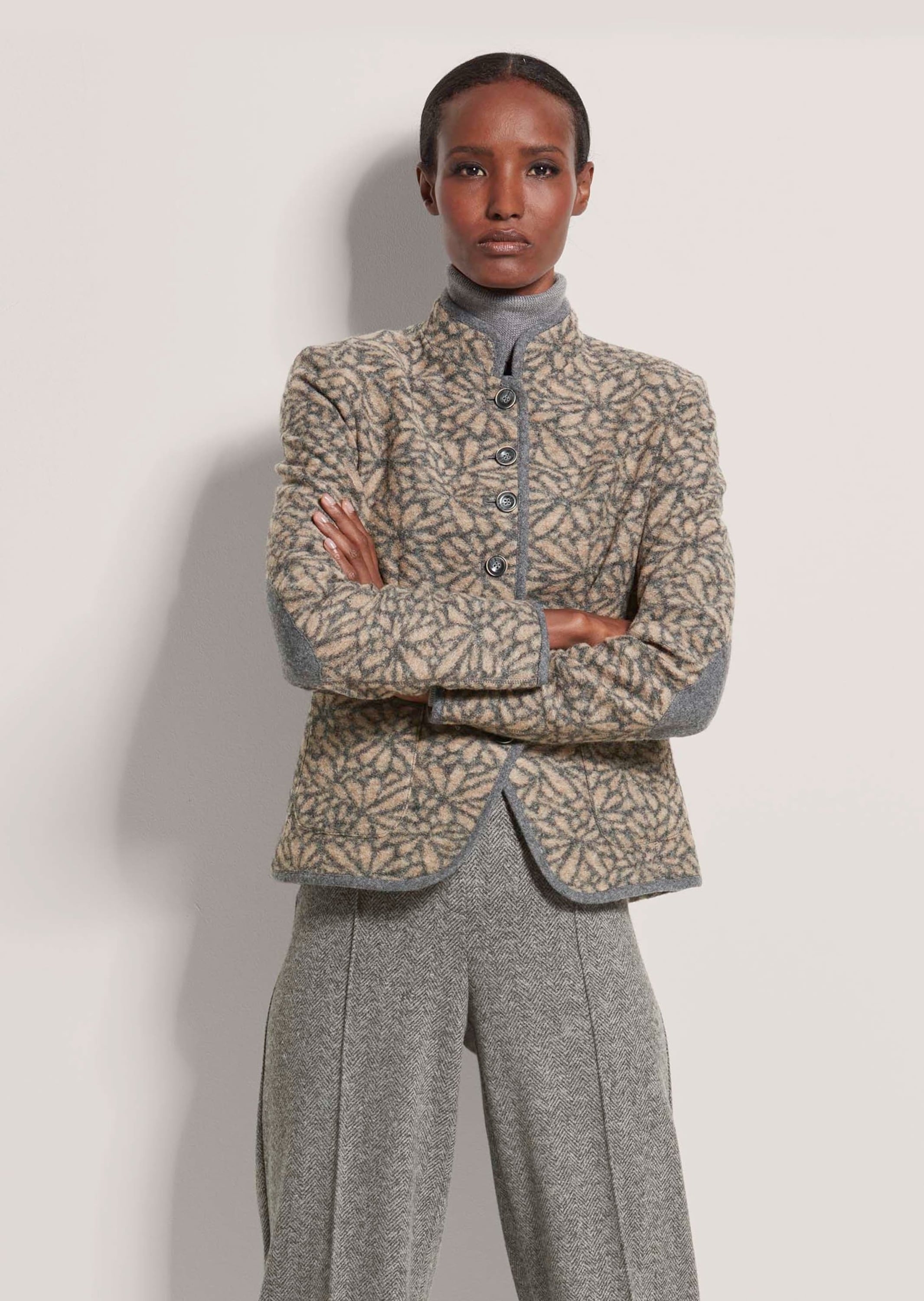 MADELEINE Kurzblazer »Kurzblazer Verkürzter Wollblazer mit Stehkragen, Taschen«