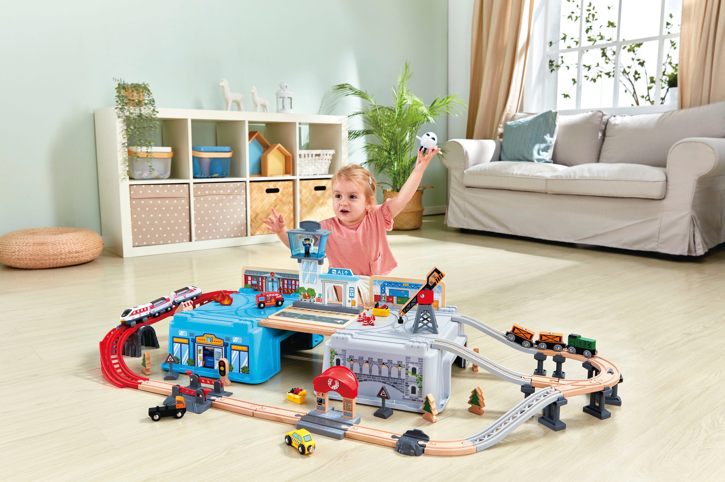 Hape Spielzeug-Eisenbahn »Großstadtlandschaft Eisenbahn in Aufbewahrungsbox«