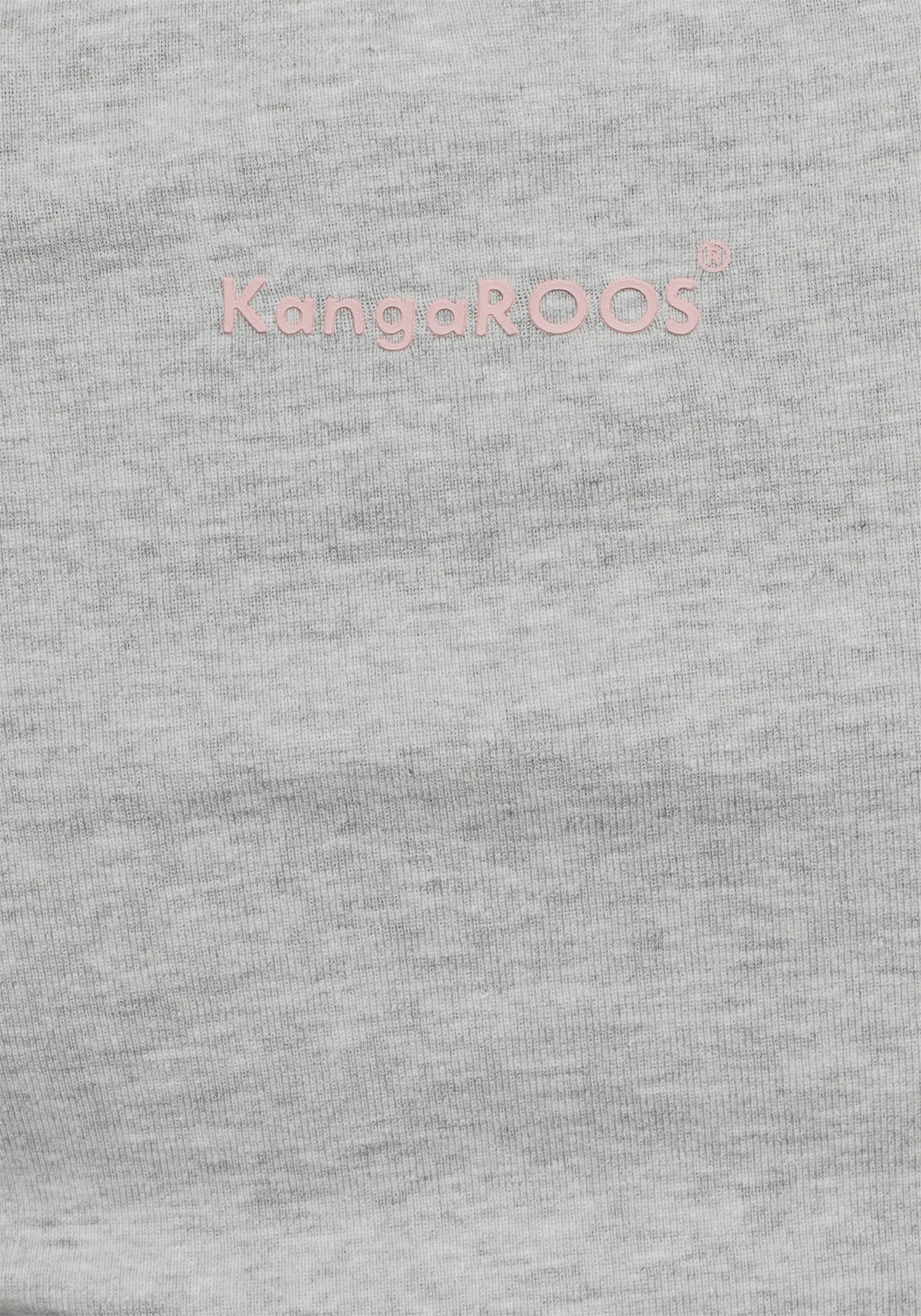 bei großem im mit Collage-Look Rundhalsshirt, ♕ KangaROOS Logodruck