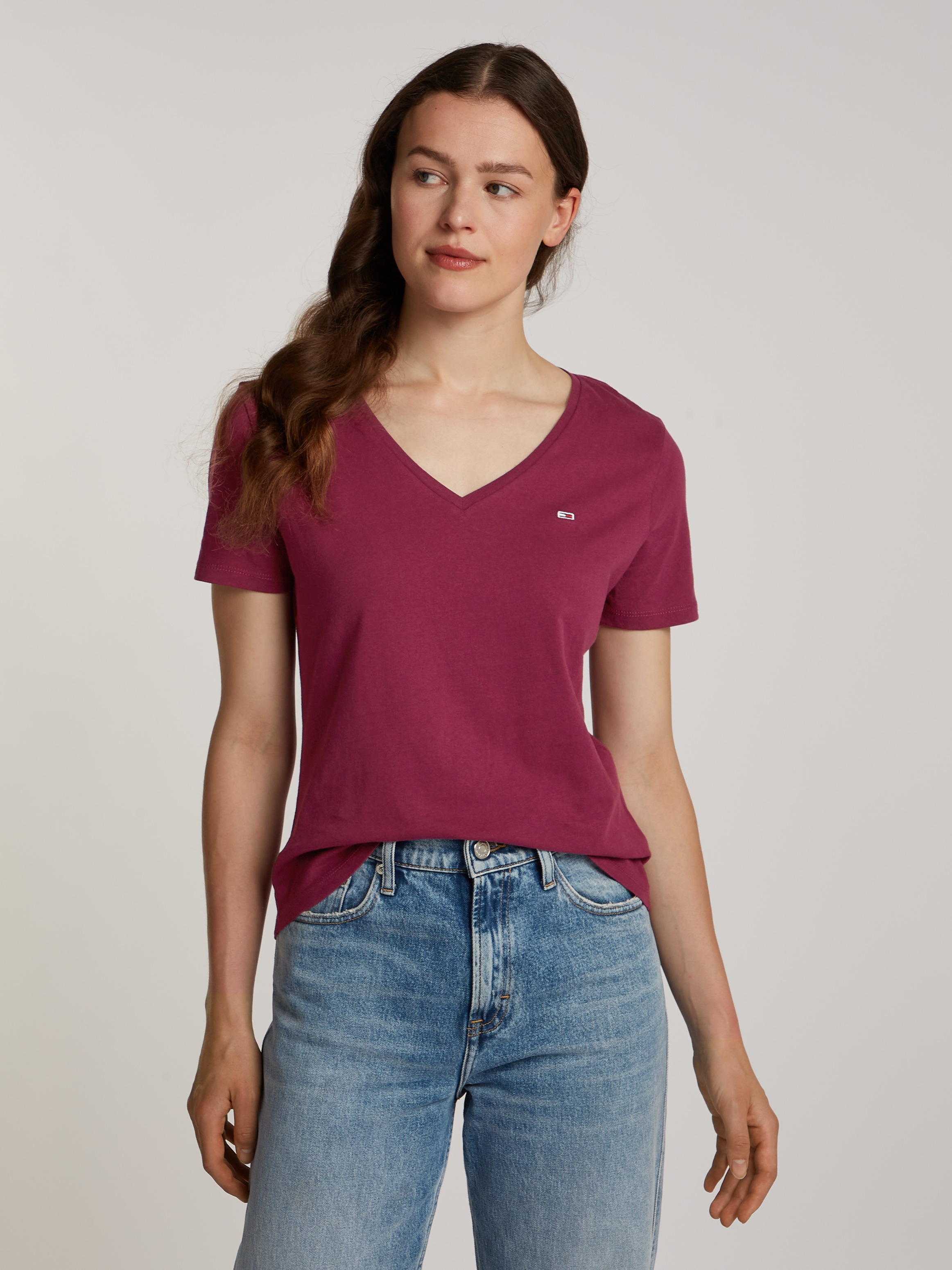Tommy Jeans V-Shirt »TJW 2PACK SLIM SOFT V NECK TEE«, (Packung, 2 tlg., 2er-Pack), in Basic Optik mit Tommy Jeans Markenlabel