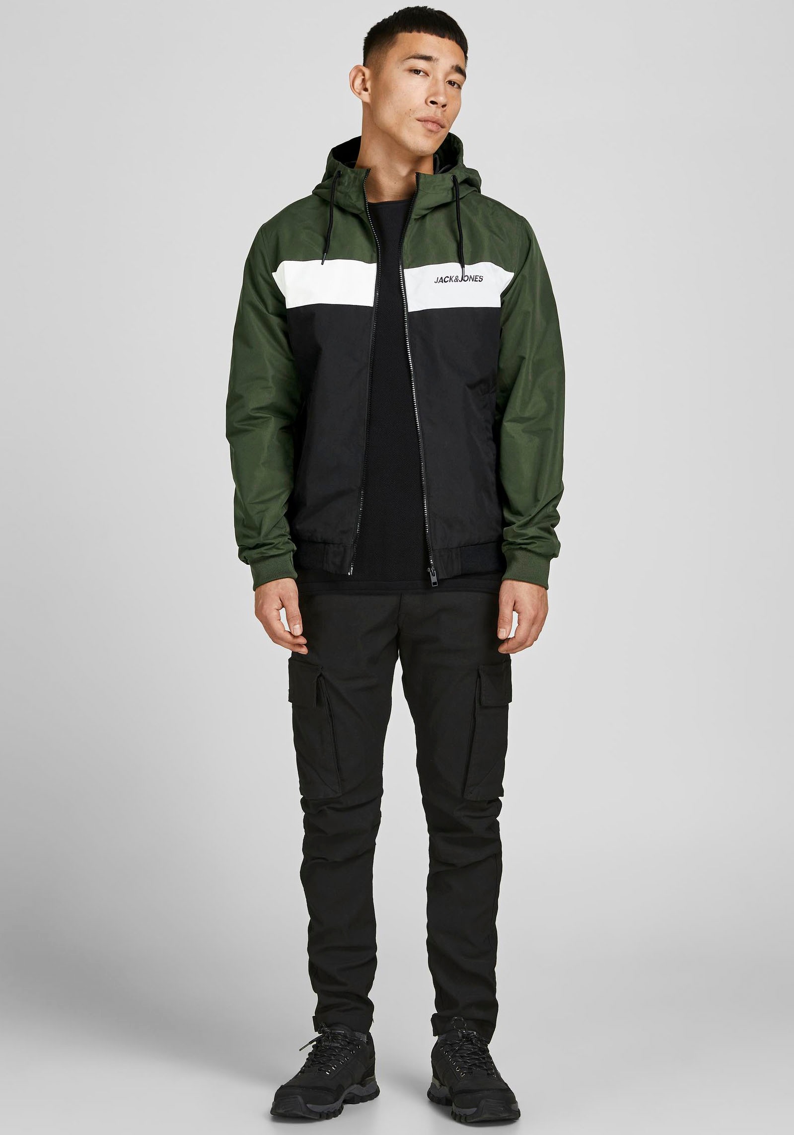 Jack & Jones Windbreaker »JJERUSH Leichte Jacke mit Windschutz,Futter und Kontrastdetails«, mit Kapuze, colorblocking, slim fit, Kapuze, Polyester