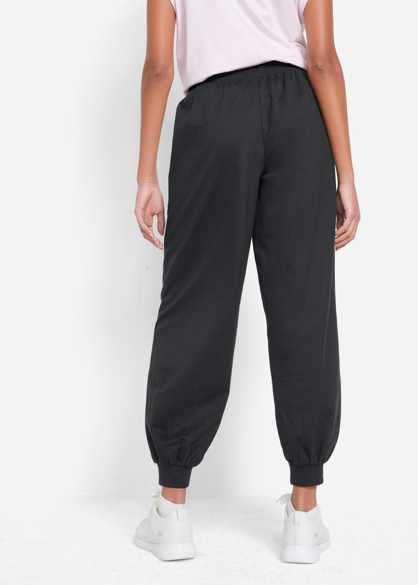 bonprix Jogginghose  aus Baumwolle und Polyester, lockere Passform, elastische Bündchen