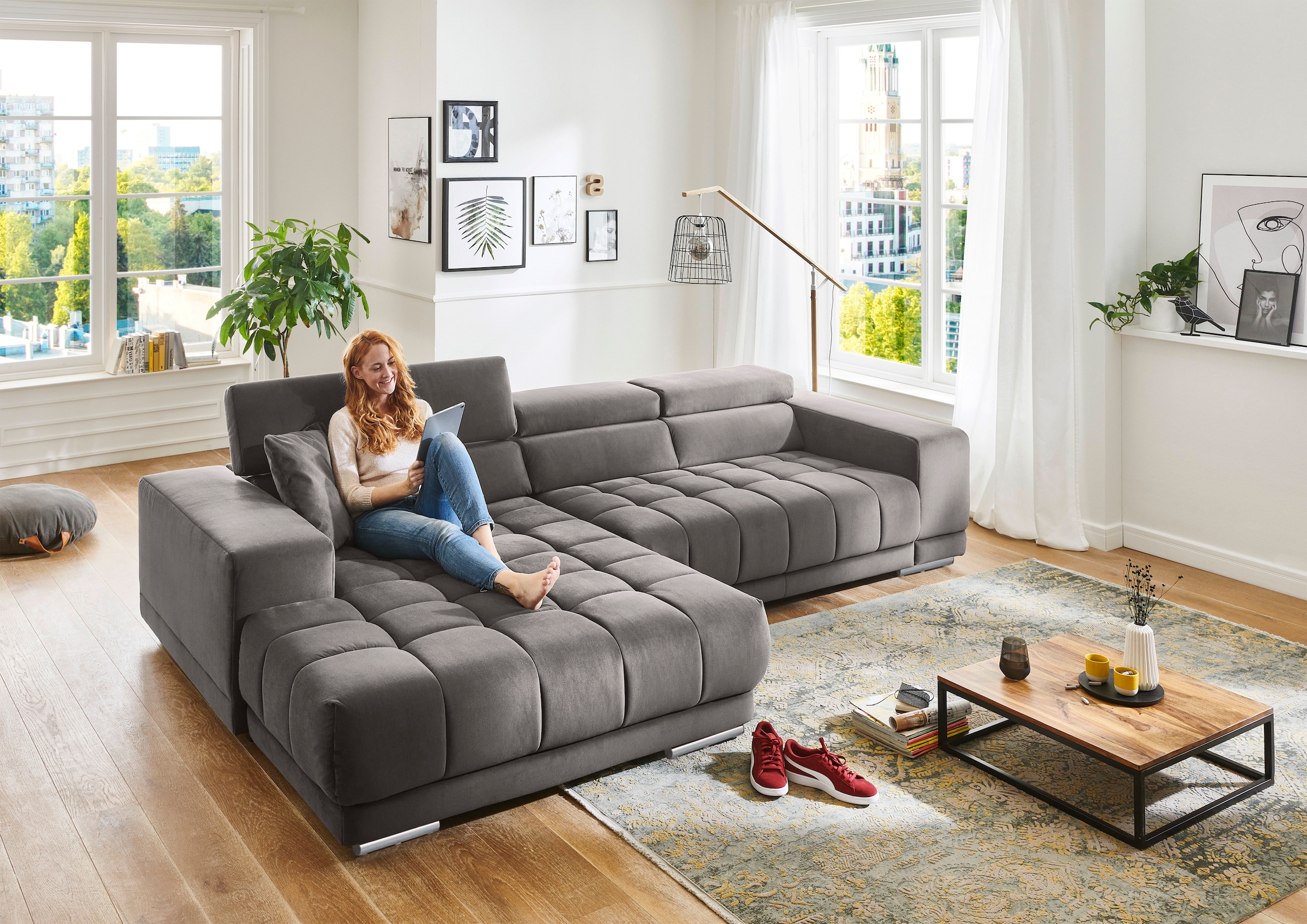 Die PlanBar Ecksofa »MP-IN15053 L-Form extra breiter Schenkel« mit Kopfteilverstellung, wahlweise mit manueller Vorziehbank