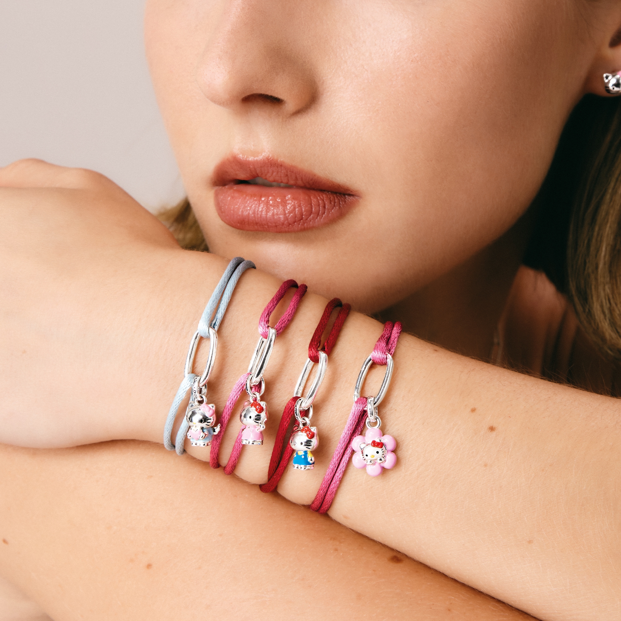 THOMAS SABO Armband »THOMAS SABO ♡ Hello Kitty Textilarmband rot blau« Emaille