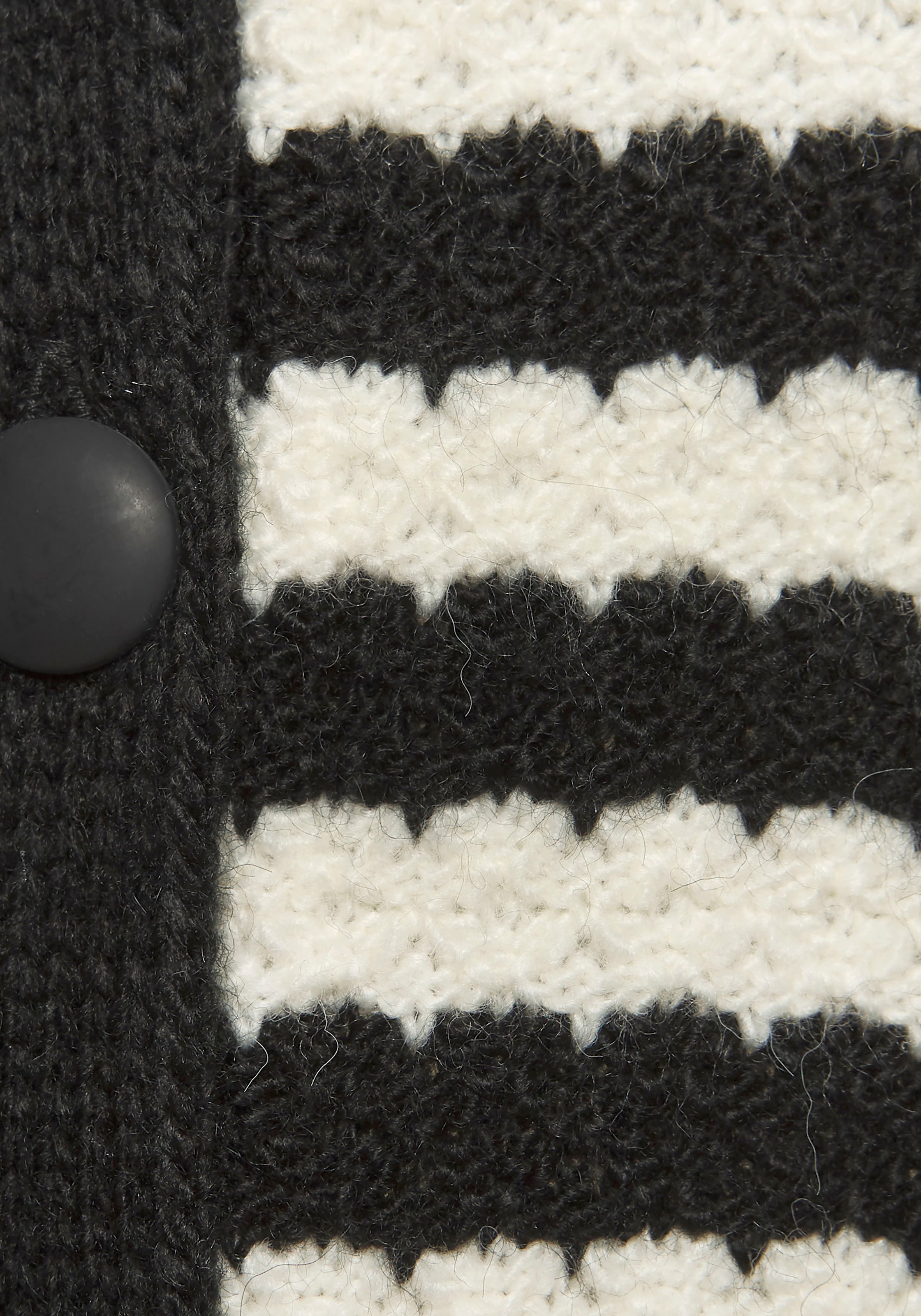 LASCANA Strickjacke mit Streifenmuster, Kontrastbündchen, markante Knopfleiste