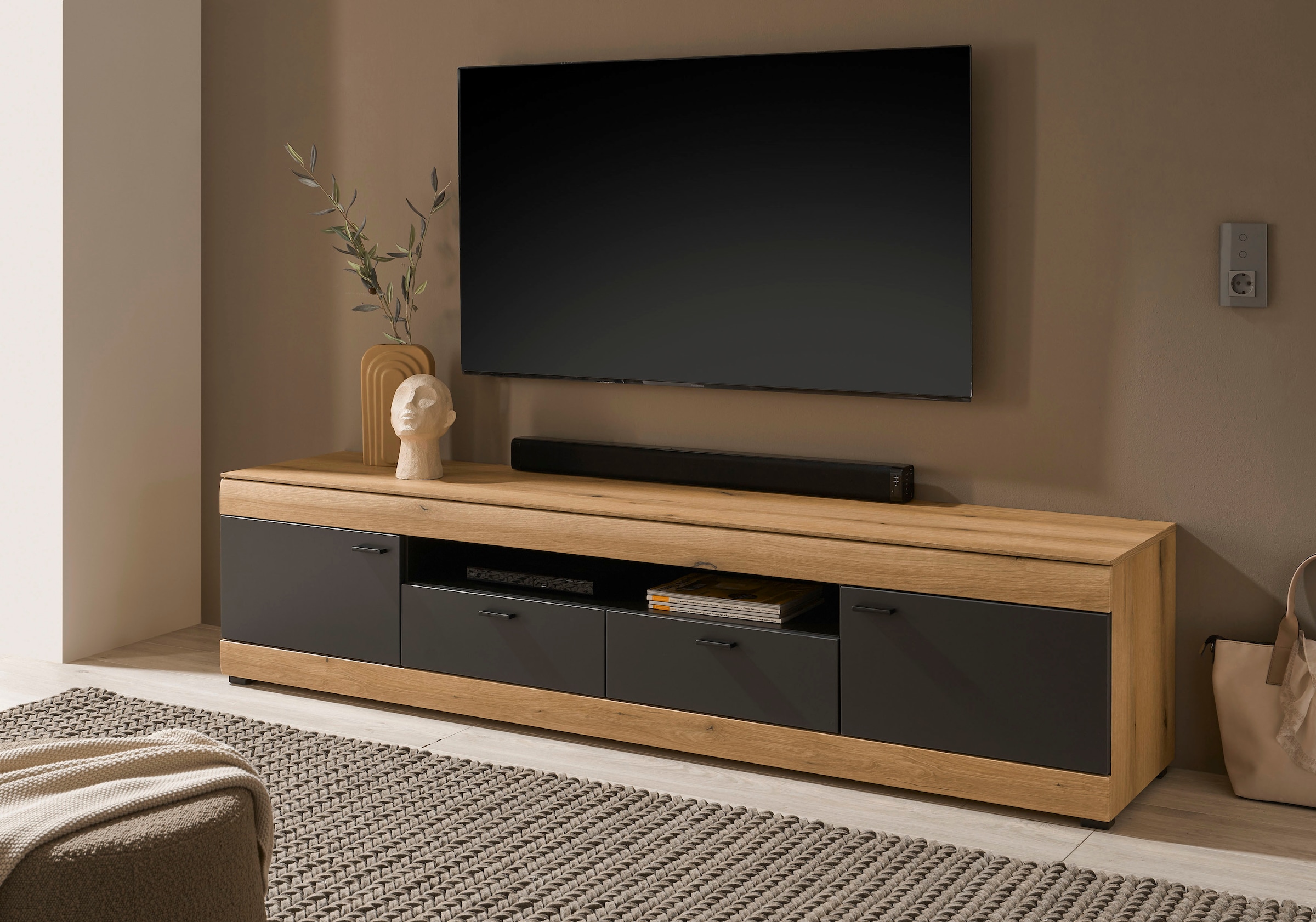 Home affaire Lowboard »Soleto, moderner TV-Schrank, Kommode, TV-Unterschrank« zeitlos, schwarze Griffe aus Metall, ausreichend Stauraum