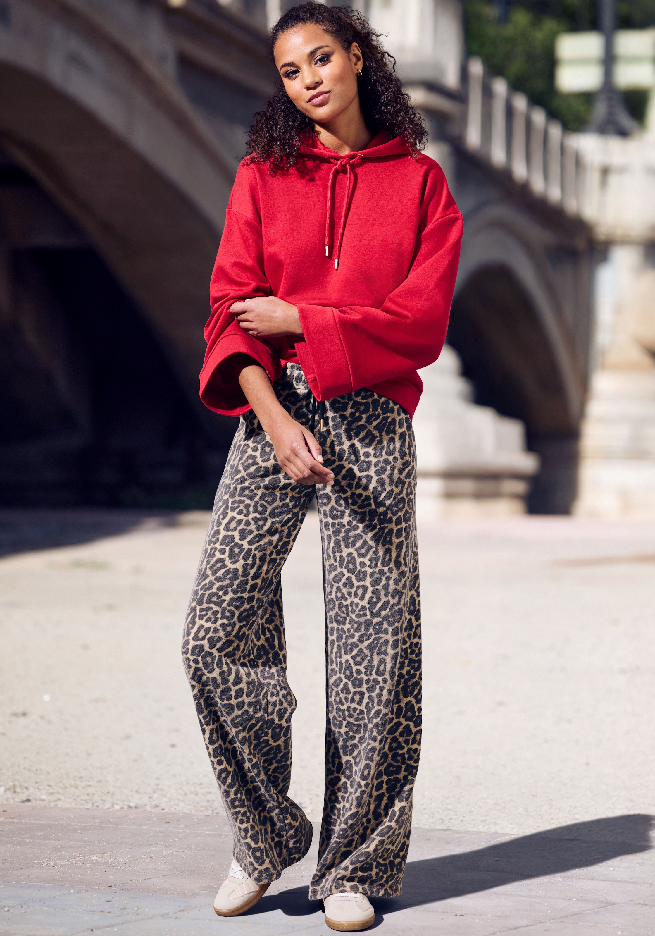 Buffalo Sweathose »- Relaxhose in Leo-Optik«  Weites Bein mit bequemen Bündchen, Home- und Loungewear