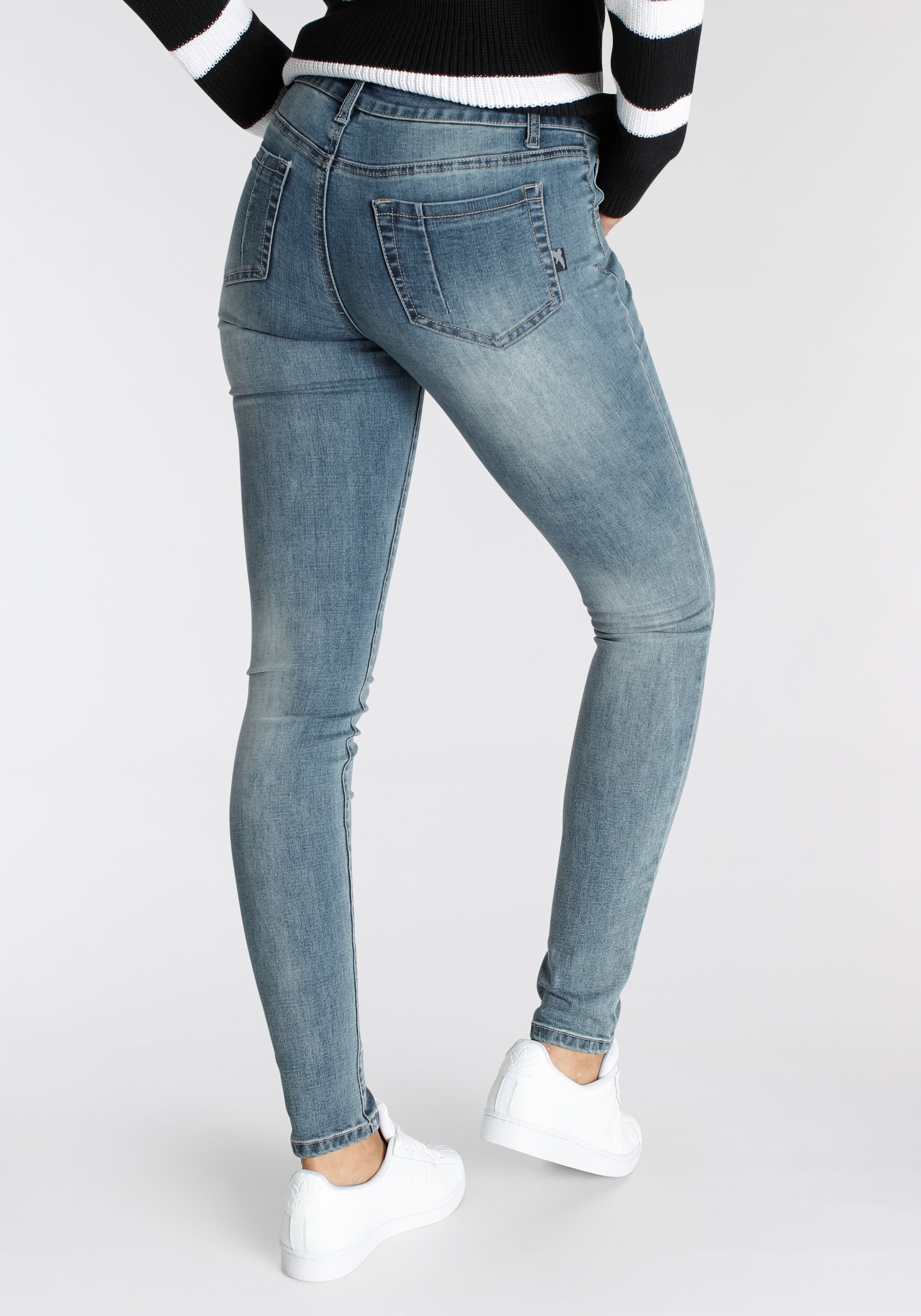 Arizona Skinny-fit-Jeans »Ultra-Stretch, sehr bequem, gut zu kombinieren«,  Mid Waist high performance stretch Denim normale Leibhöhe figurbetont bei ♕