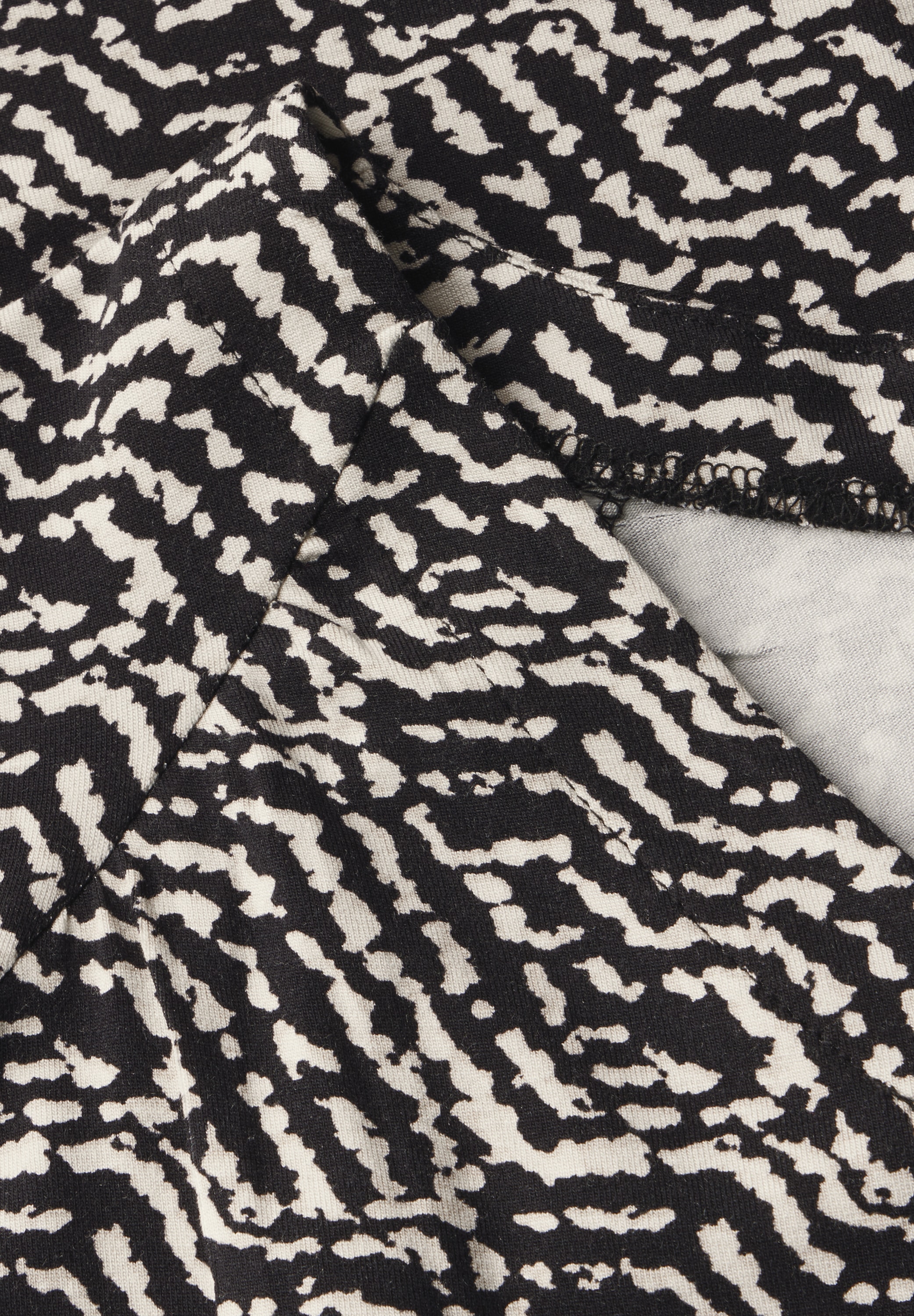 STREET ONE Shirttop mit grafischem Muster und V-Ausschnitt
