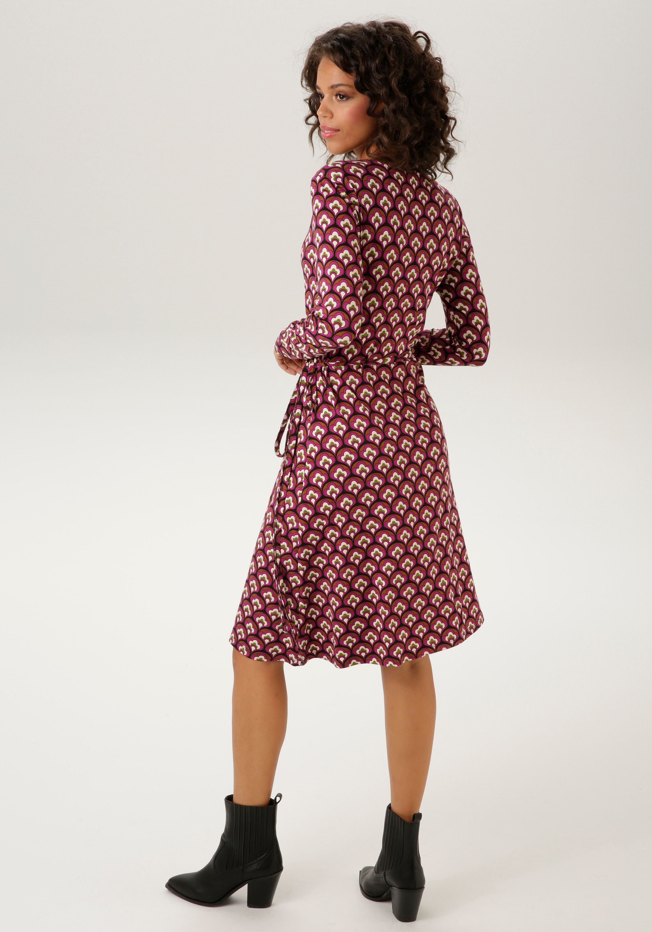 Aniston CASUAL Wickelkleid, mit trendfarbenem Retrodruck - NEUE KOLLEKTION