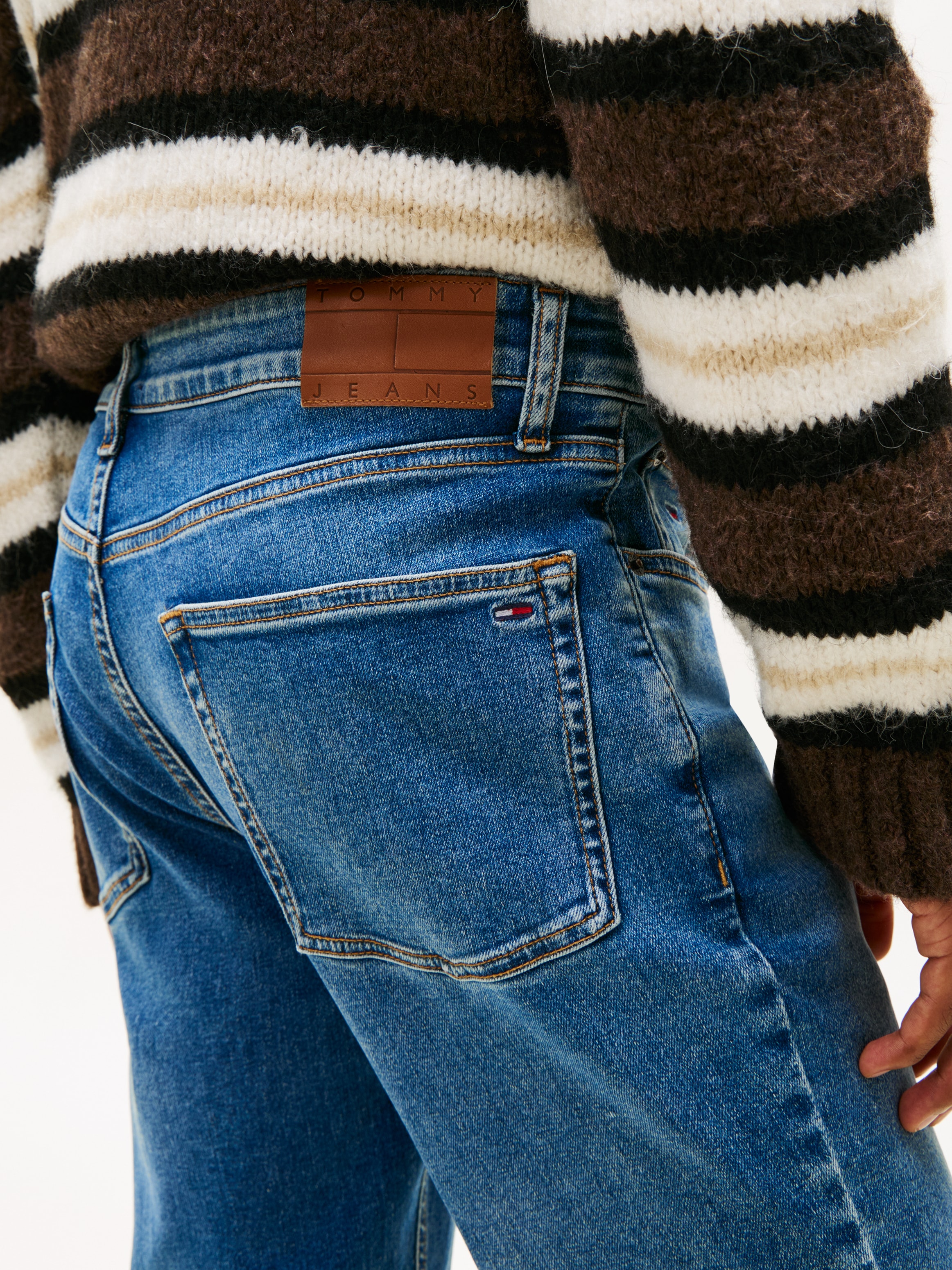 Tommy Jeans Gerade Jeans »Scanton Slim« Mit Markenlabel aus Leder hinten