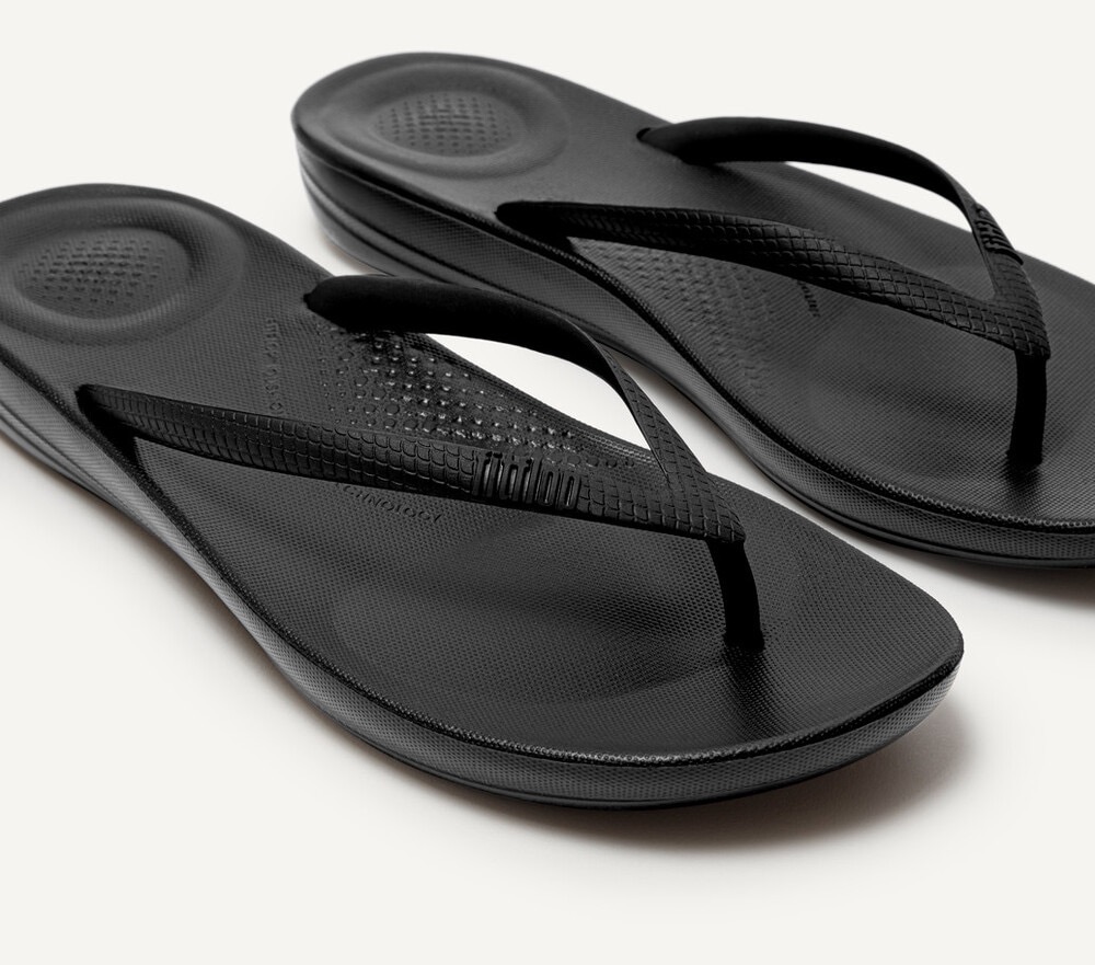 Fitflop Zehentrenner »IQUSHION«, Keilabsatz, Sommerschuh, Schlappen in schmaler Form
