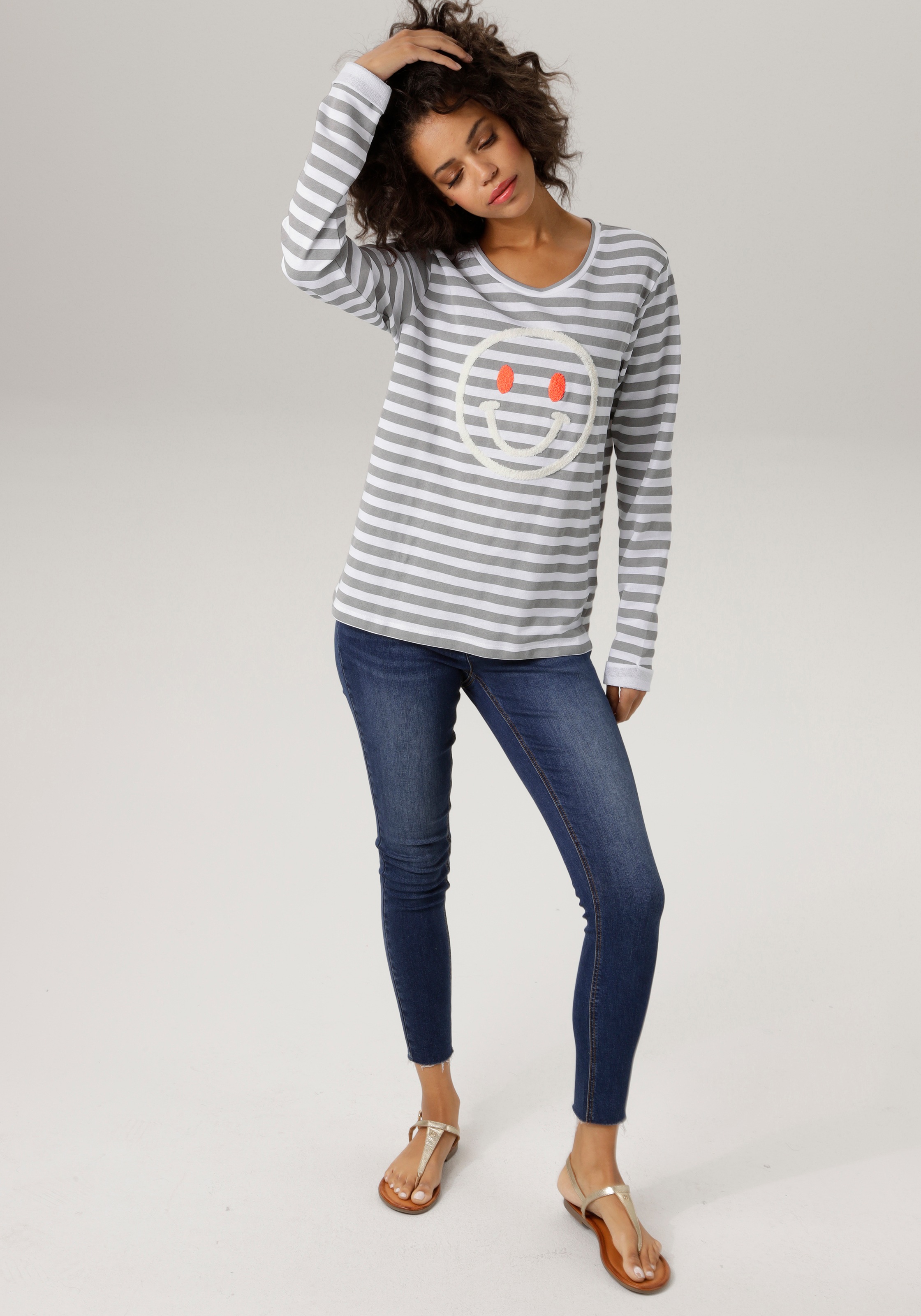 Aniston CASUAL Sweatshirt, bei fröhlicher mit ♕ Smiley-Applikation