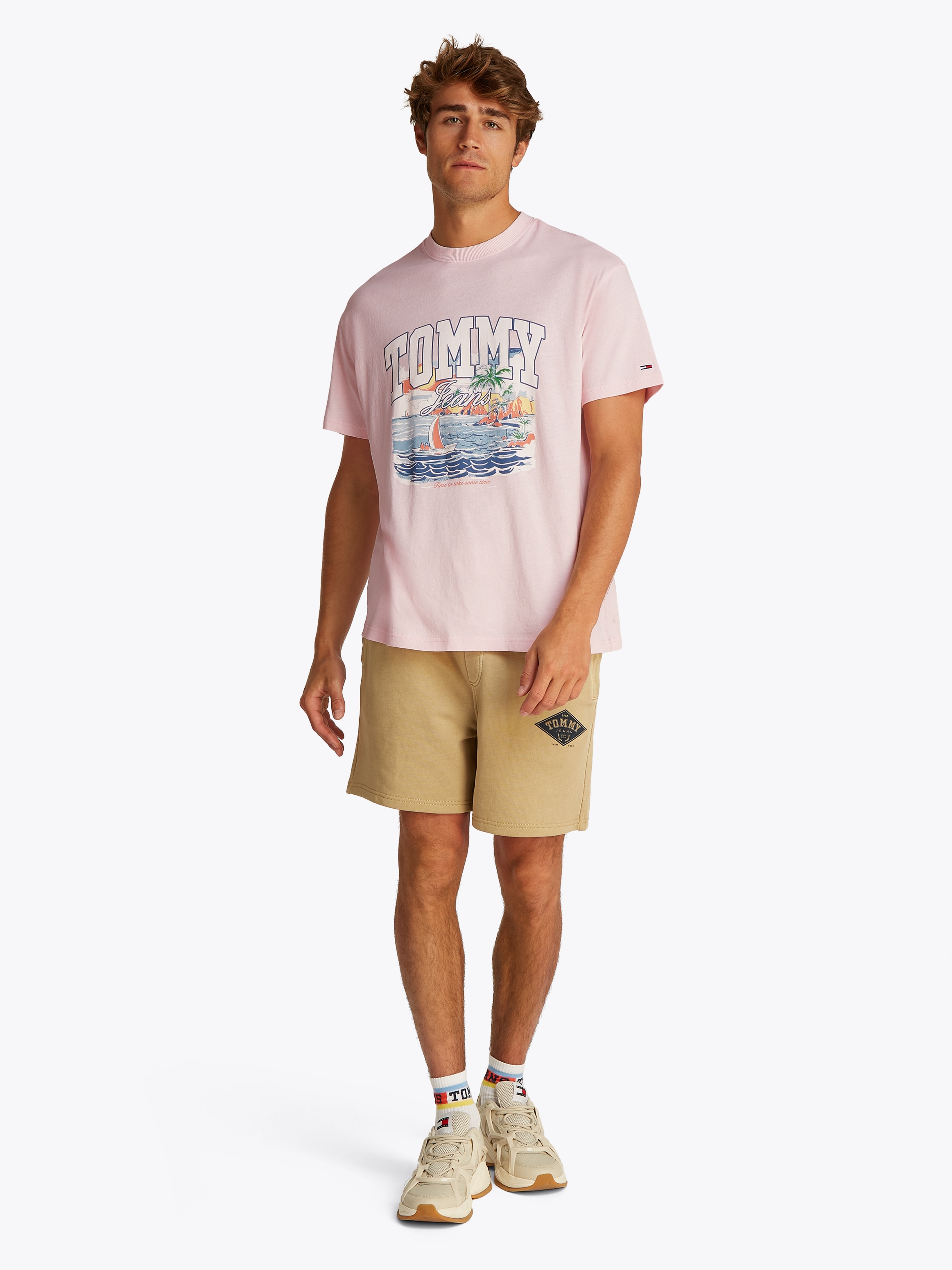 Tommy Jeans T-Shirt »TJM RLX ARCH SAILING SS TEE EXT«, mit großem, mehrfarbigen Print auf der Brust