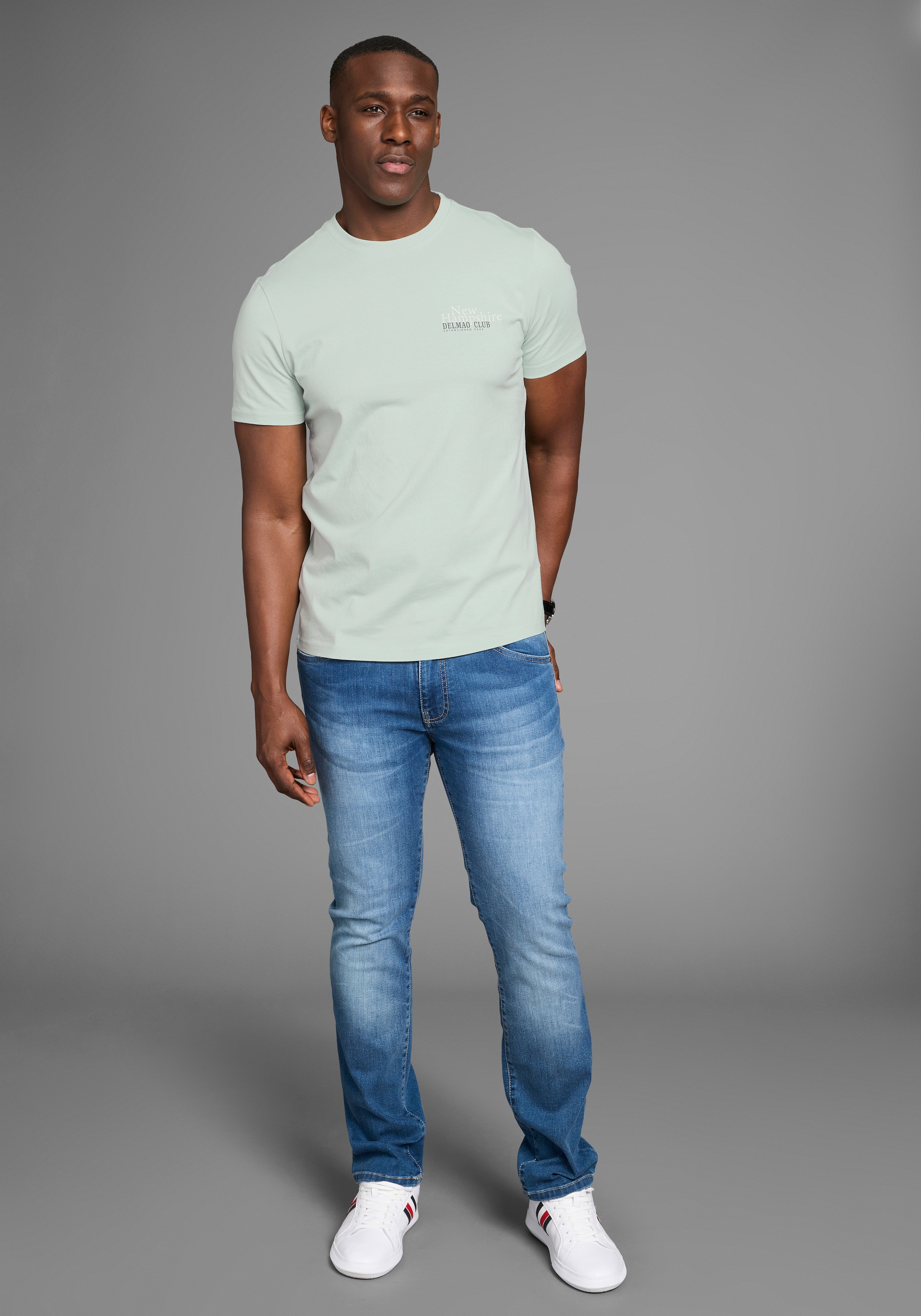 DELMAO T-Shirt mit dezentem Logo-Schriftzug im Club-Design